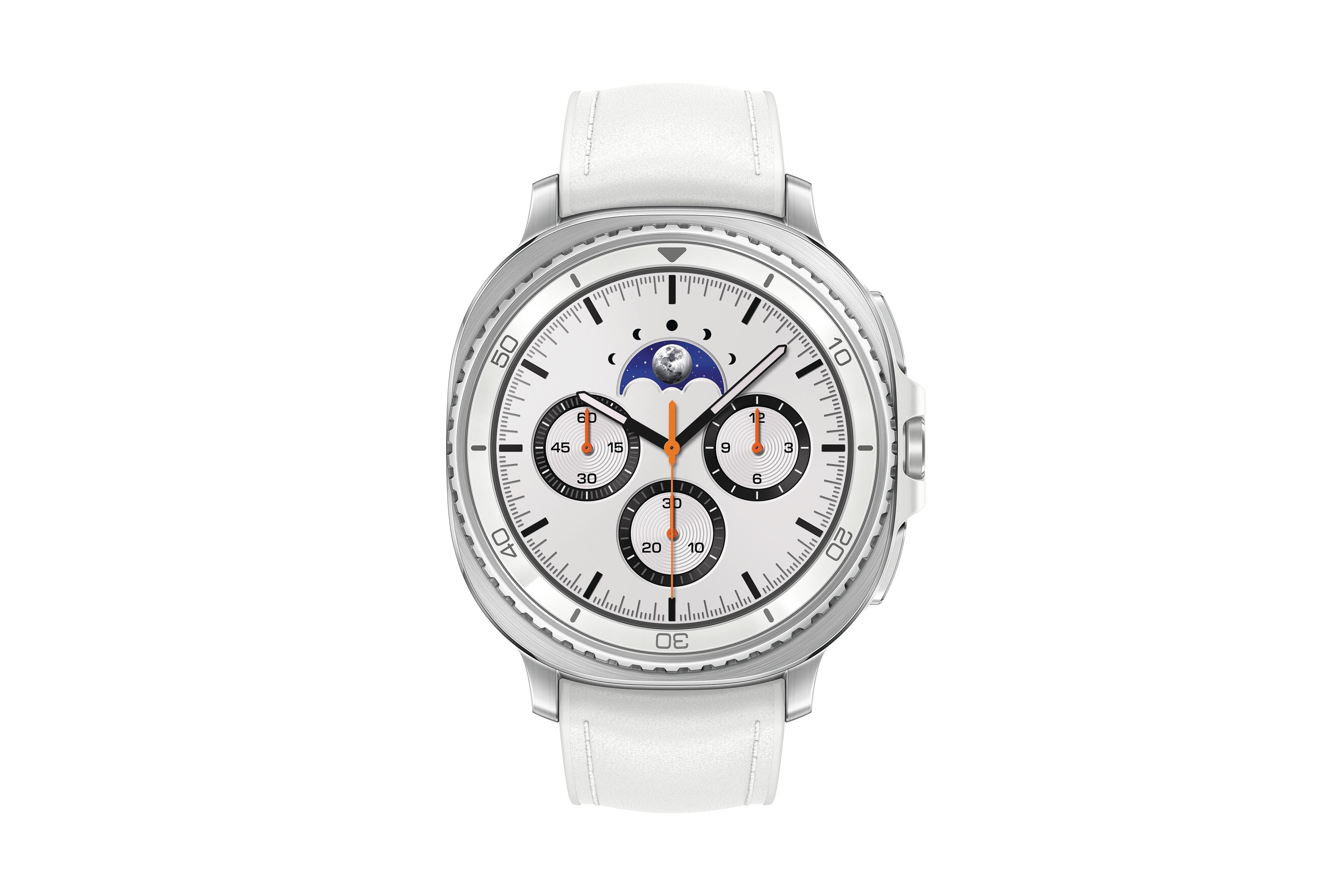Biały zegarek na rękę ze srebrną ramką, białą tarczą i białym skórzanym paskiem. Tarcza pokazuje czas, fazę księżyca i dodatkowe tarcze.