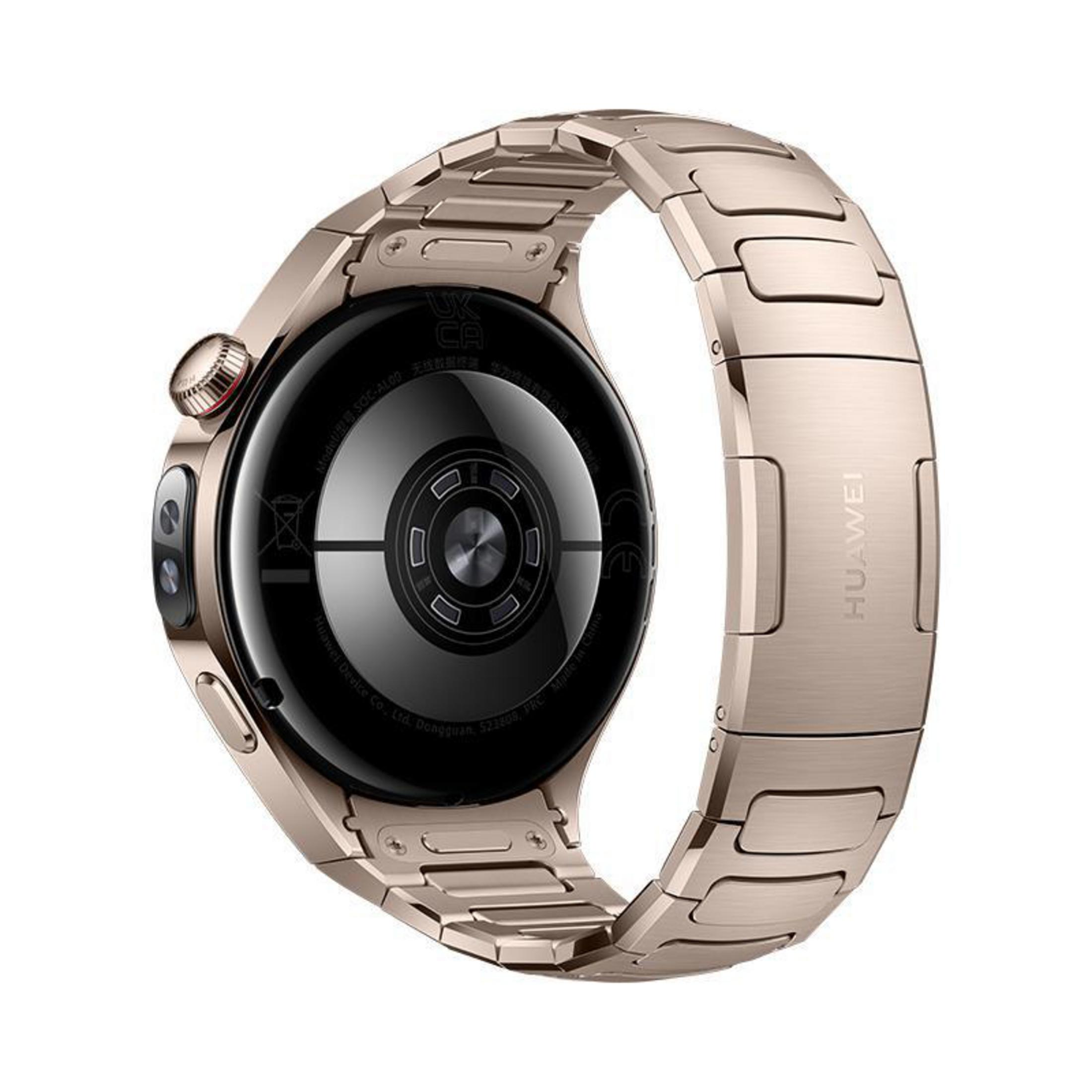 Złoty smartwatch z metalową bransoletą, widoczny tył zegarka z detalami i marką.