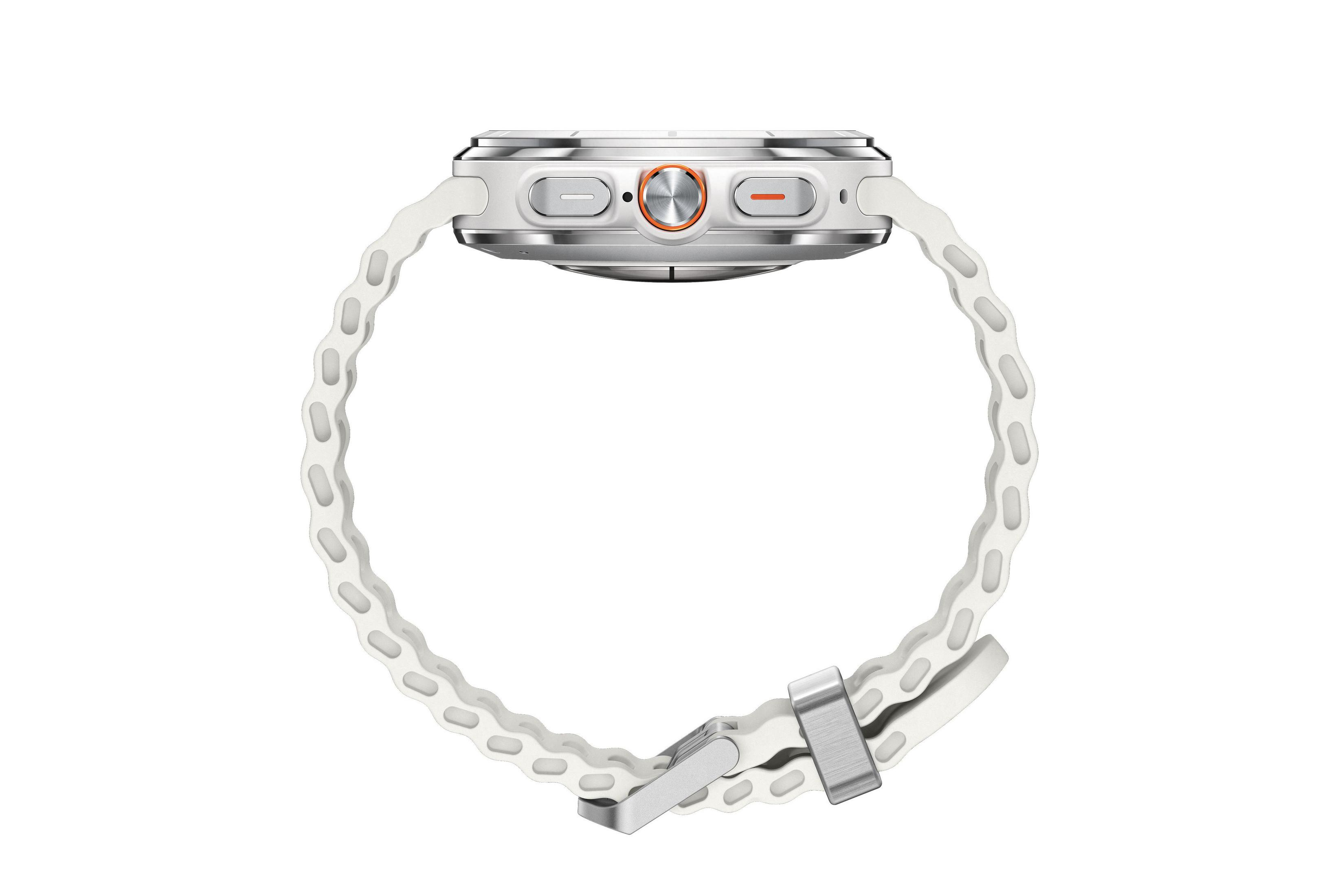 Een witte smartwatch met een witte band. Het horloge heeft zilveren details en oranje accenten.
