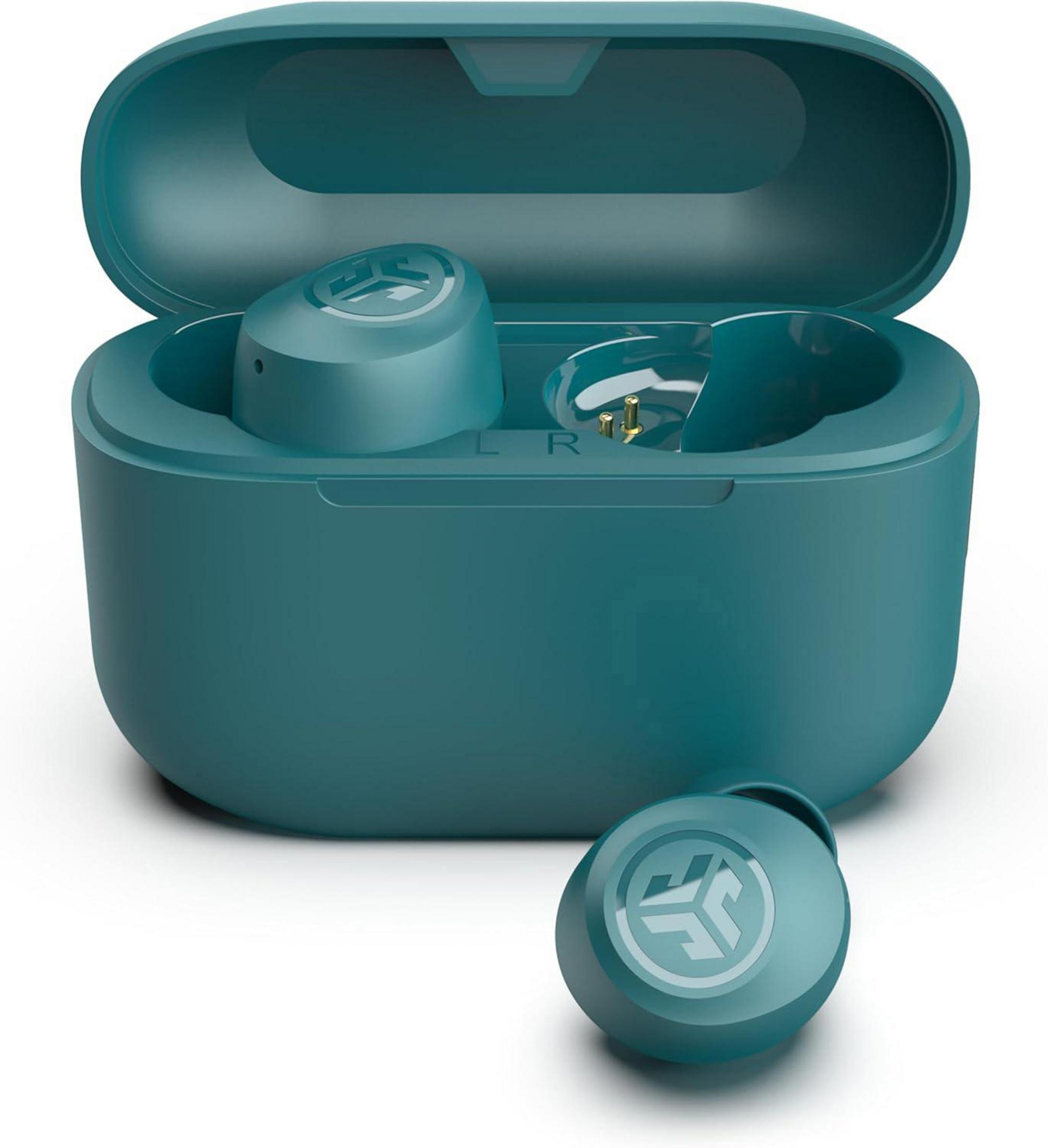 Turkusowe słuchawki i etui ładujące. Jedna słuchawka poza etui. Logo JLab na słuchawkach.