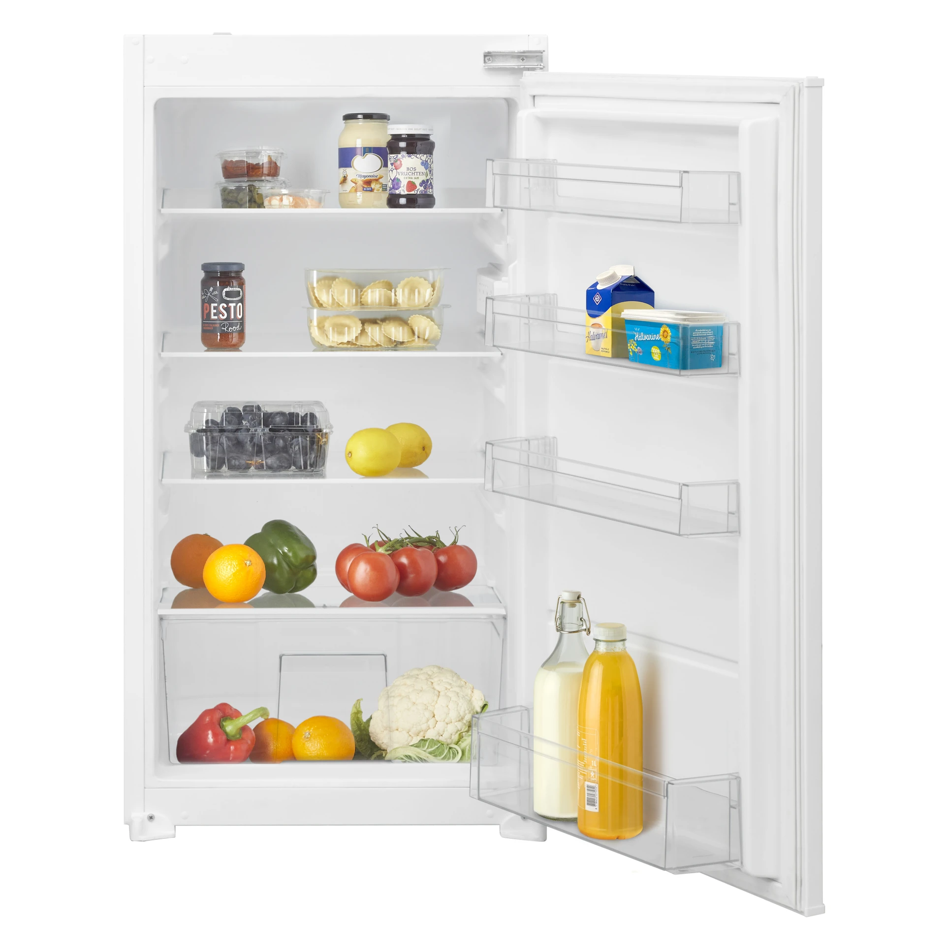 Een witte koelkast is open en gevuld met diverse voedingsmiddelen zoals fruit, groenten en zuivelproducten.