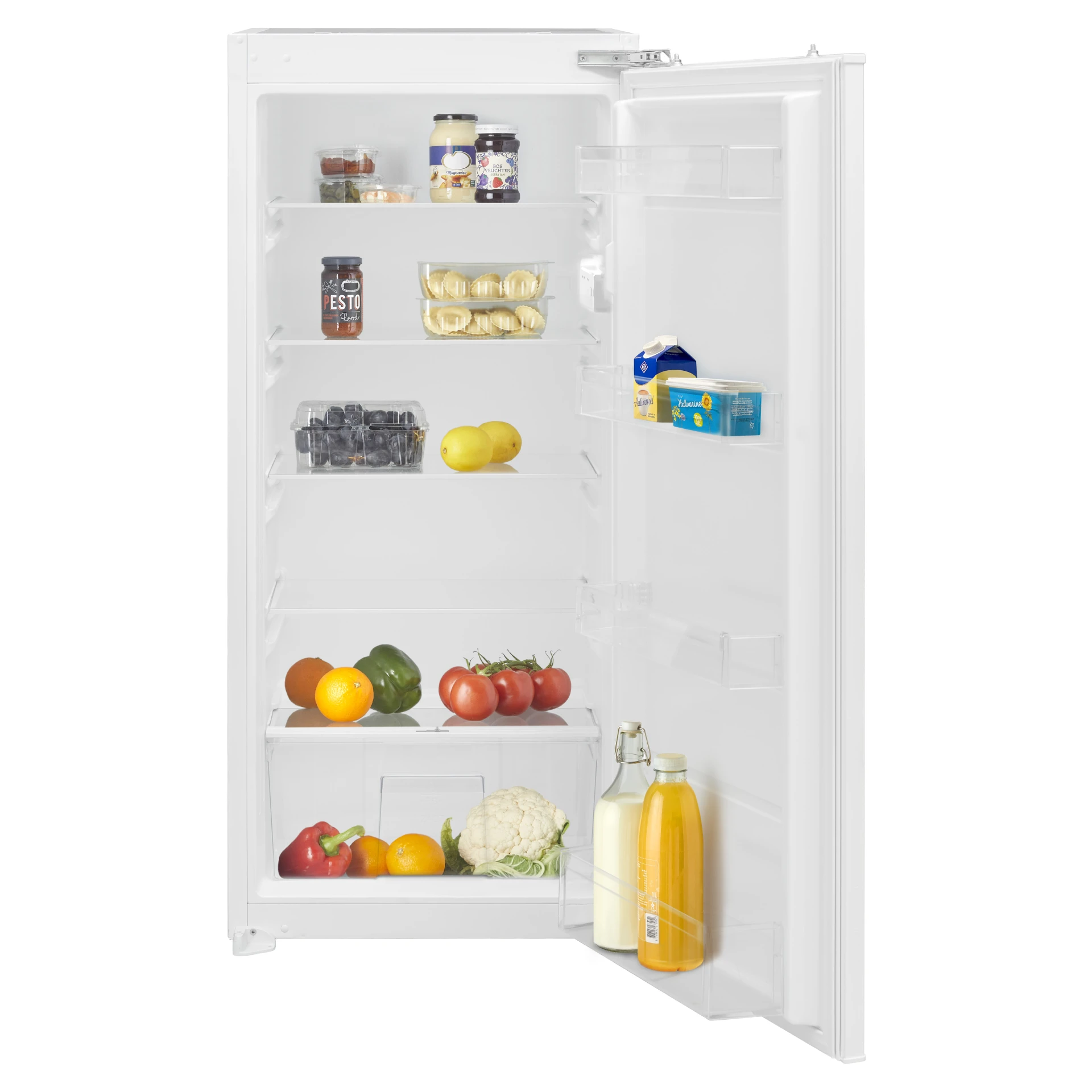 Open koelkast gevuld met boodschappen: potten, fruit, groenten, melk en sapflessen. Witte binnenkant.