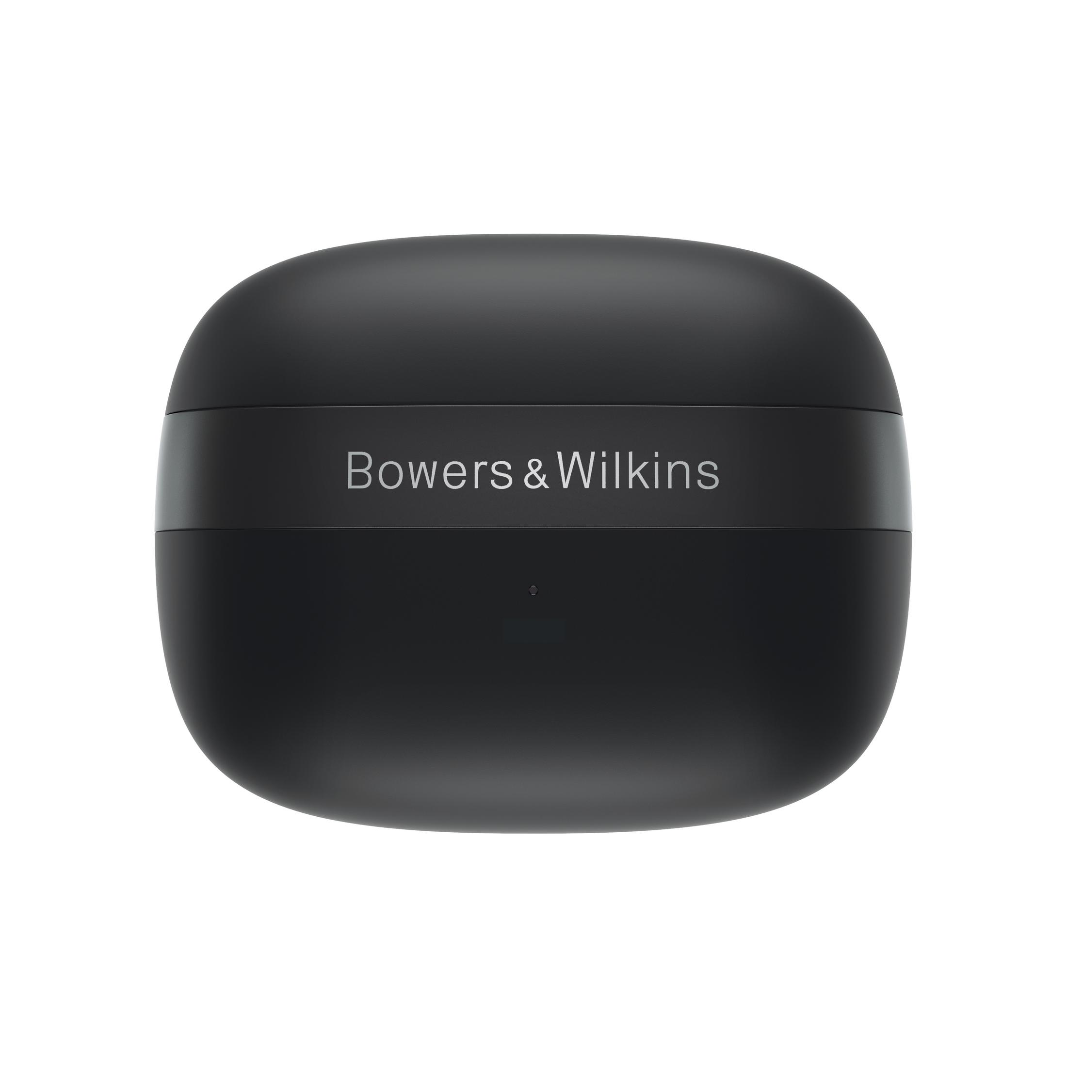 Schwarzes Bowers & Wilkins-Kopfhörer-Etui auf weißem Hintergrund. Der Markenname ist auf dem Etui aufgedruckt. Das Etui ist oval geformt.