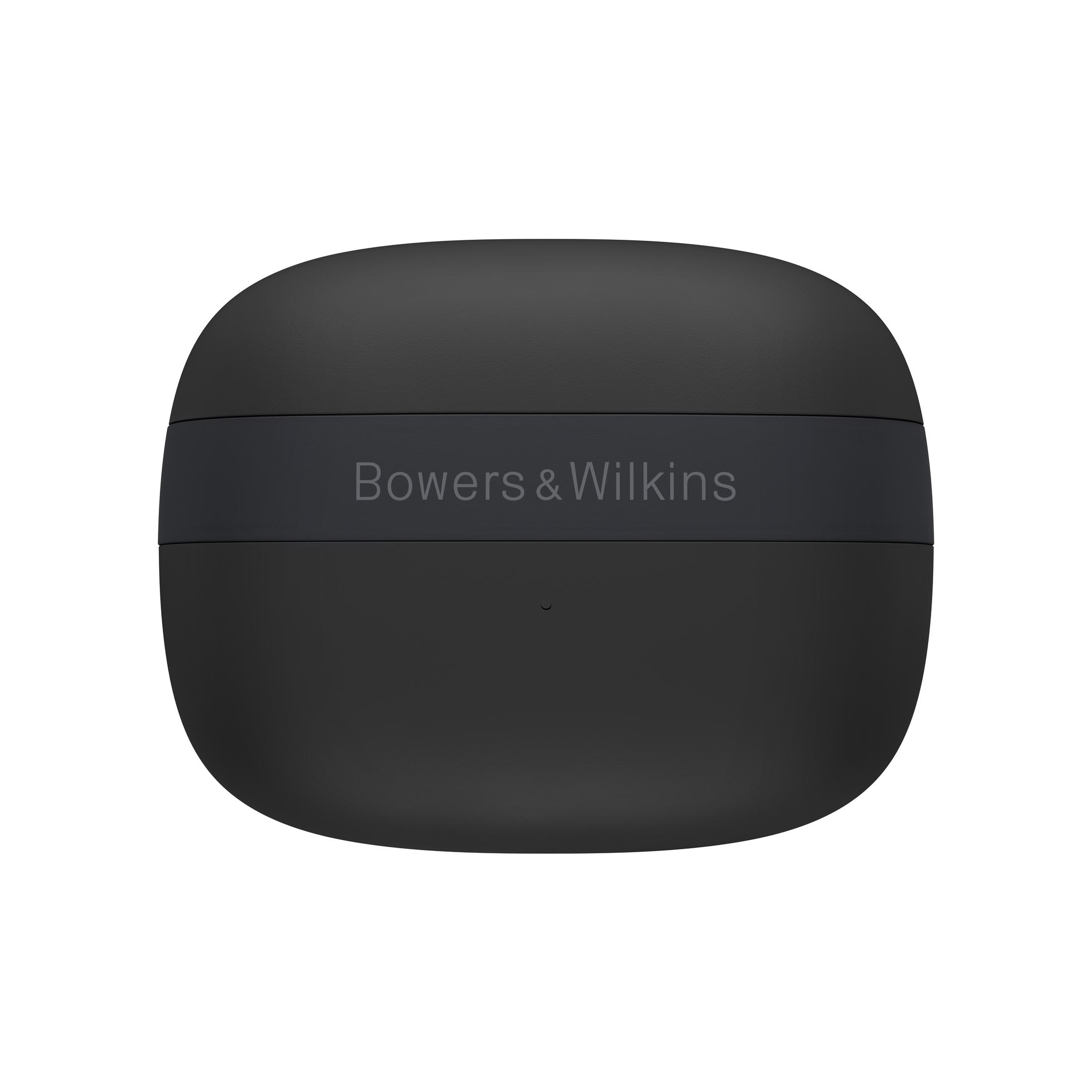 Czarny, zaokrąglony futerał z ciemnym paskiem i napisem 'Bowers & Wilkins'. Mała kropka widoczna pod paskiem.
