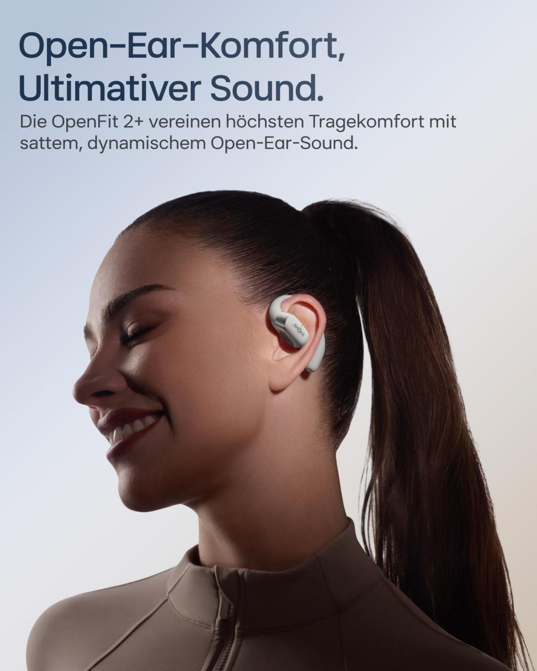 Kobieta w słuchawkach uśmiecha się. Tekst brzmi 'Open-Ear-Komfort, Ultimativer Sound.' Marka słuchawek to 'SHOKZ'.