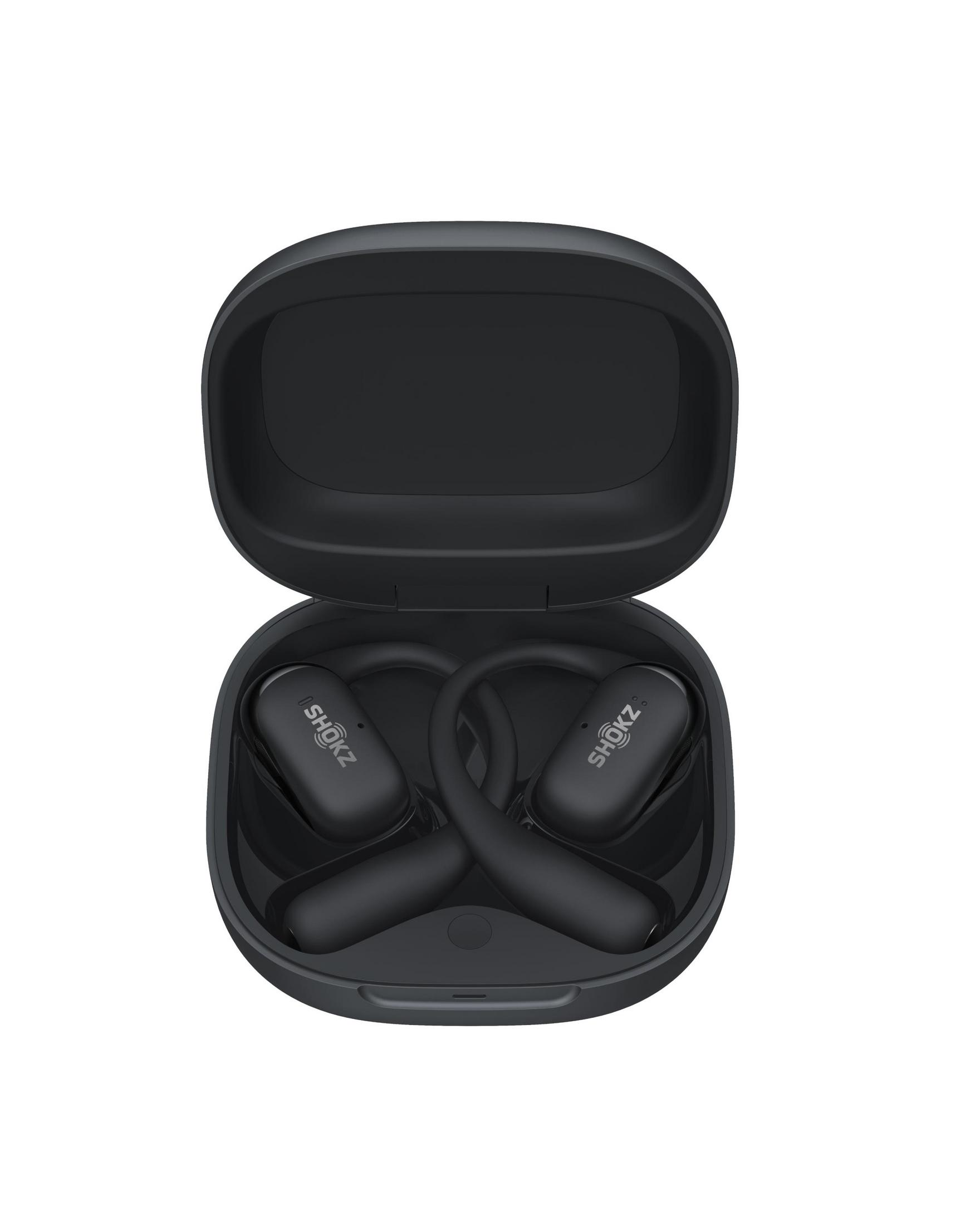 Cuffie Shokz nere in una custodia di ricarica aperta. Entrambi i pezzi sono visibili. La custodia è nera e aperta.