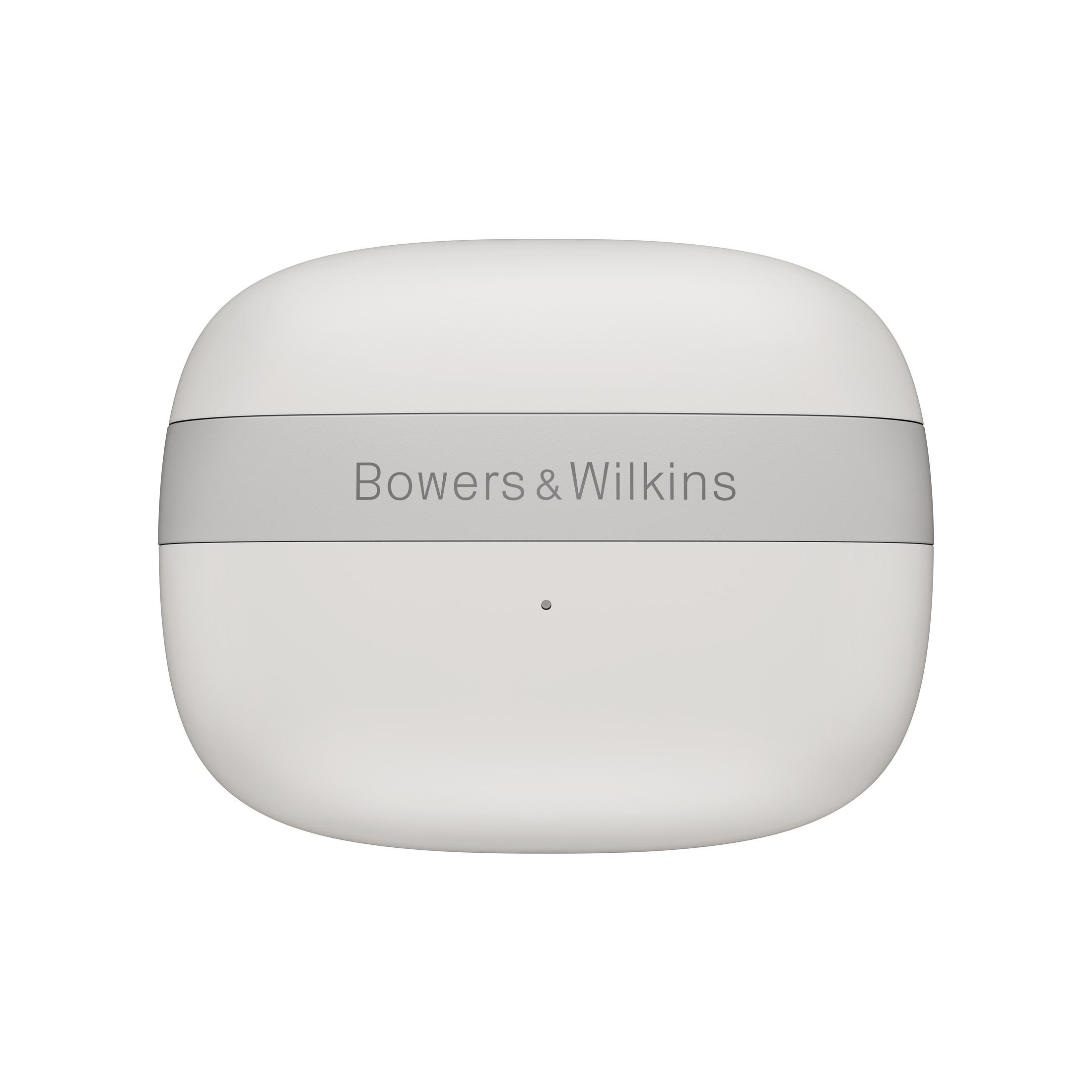 Ein weißes, abgerundetes Gehäuse mit einem grauen Band in der Mitte, auf dem der Text 'Bowers & Wilkins' steht. Darunter ist ein kleiner Punkt zu sehen.