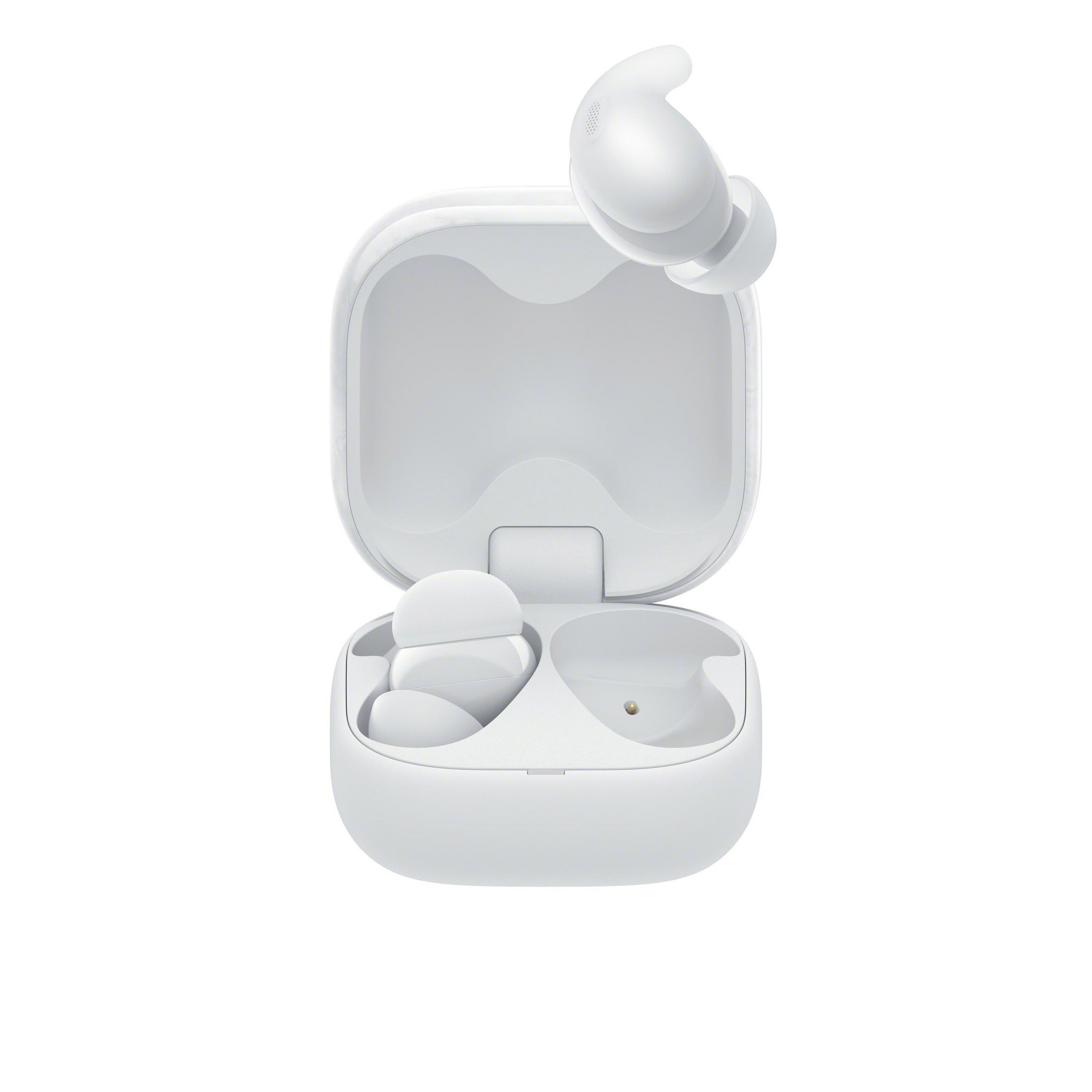 Auriculares inalámbricos blancos, uno fuera del estuche de carga abierto. El estuche tiene tres compartimentos. Todo sobre un fondo blanco.