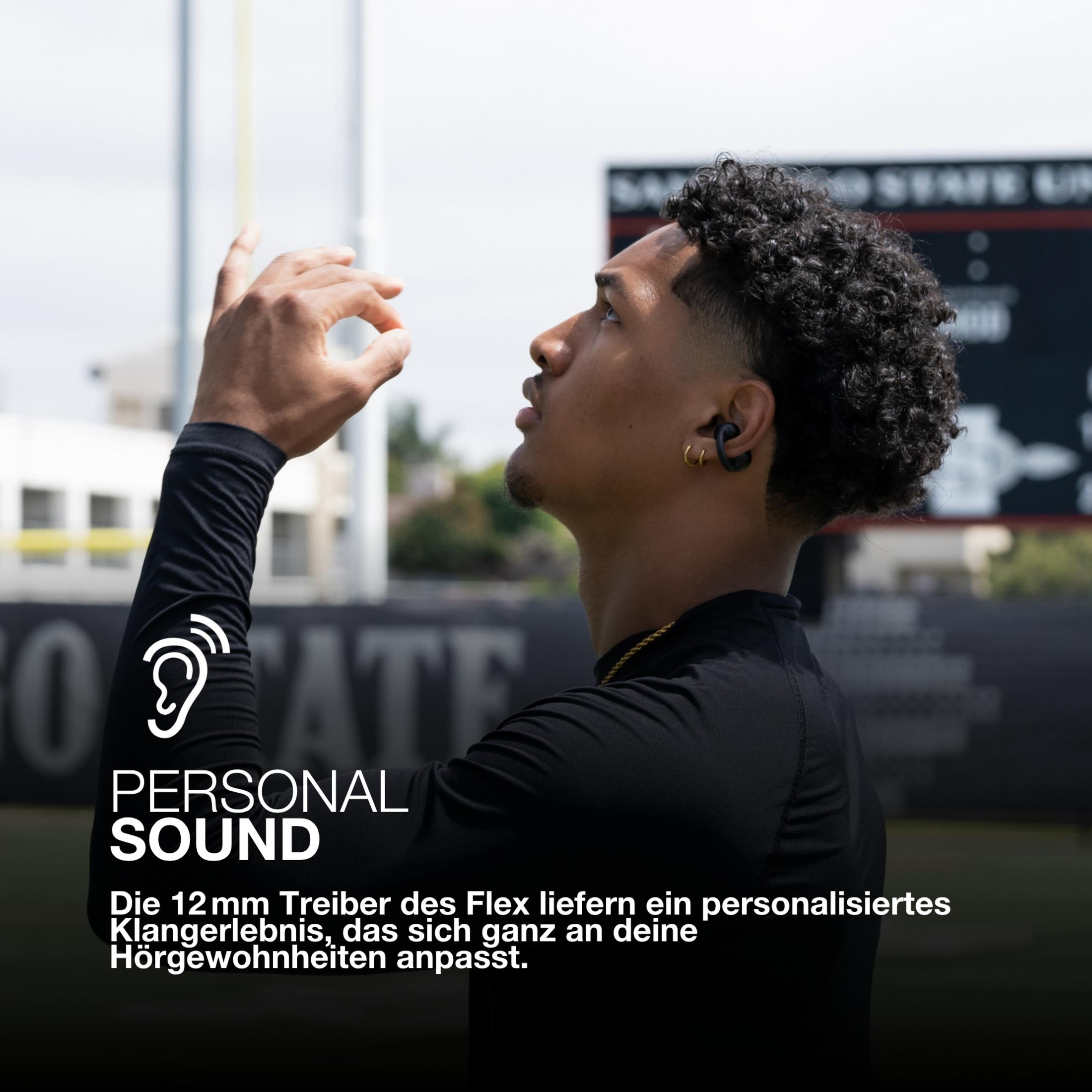 Un homme portant des écouteurs lève les yeux, la main levée. Le texte dit 'PERSONAL SOUND'. L'arrière-plan montre un tableau de bord.