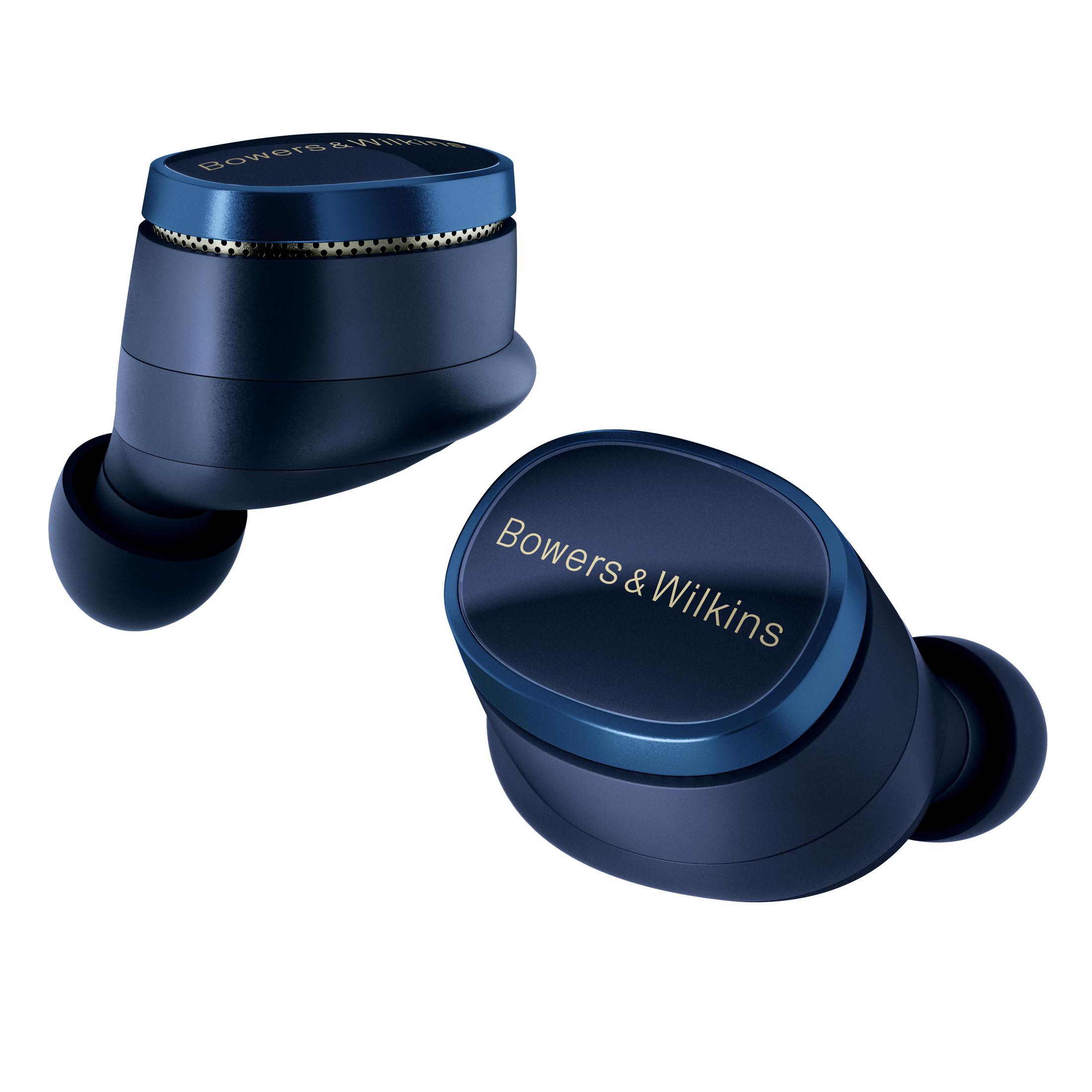 Zwei blaue kabellose Ohrhörer von Bowers & Wilkins, einer schräg und einer mit Logo.