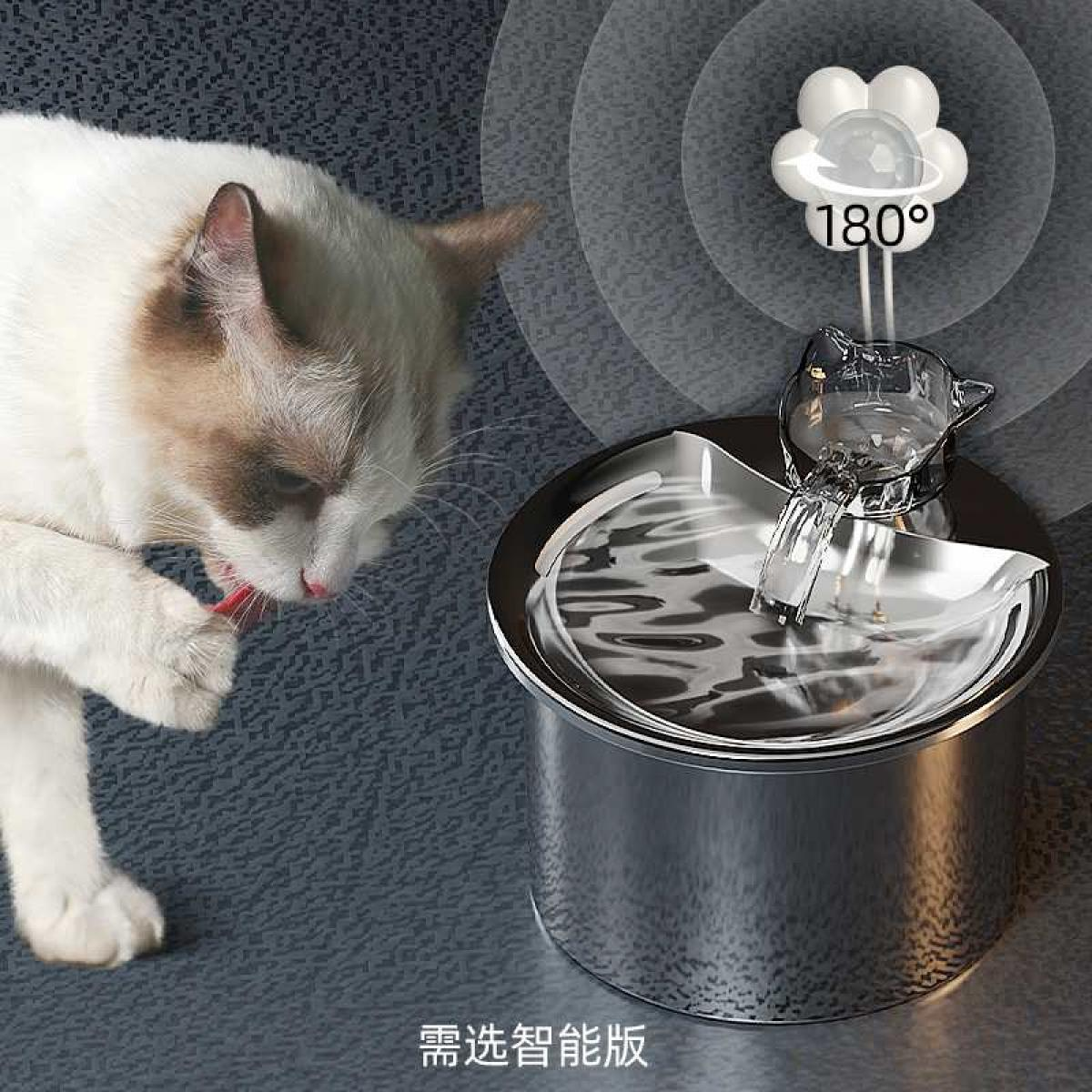 Eine Katze trinkt Wasser aus einem Edelstahl-Trinkbrunnen. Der Brunnen hat einen blütenförmigen Auslauf und eine 180°-Winkelanzeige.