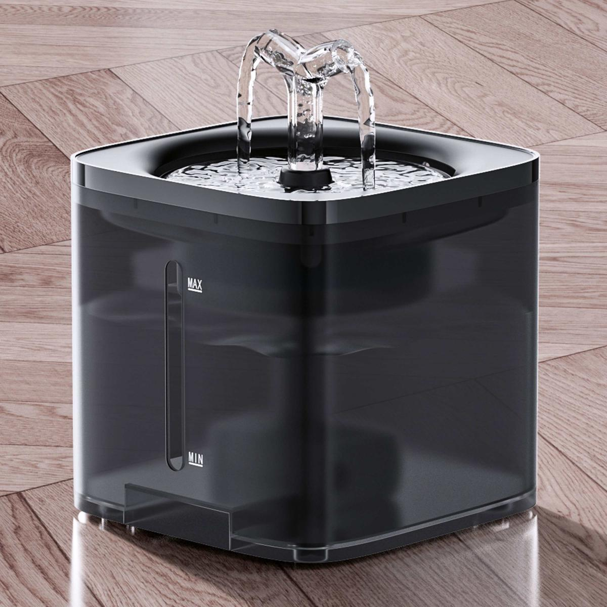 Schwarzer Haustier-Wasserbrunnen. Klares Wasser fließt aus einem Ausguss. Der Wasserbehälter hat Füllstandsanzeigen.