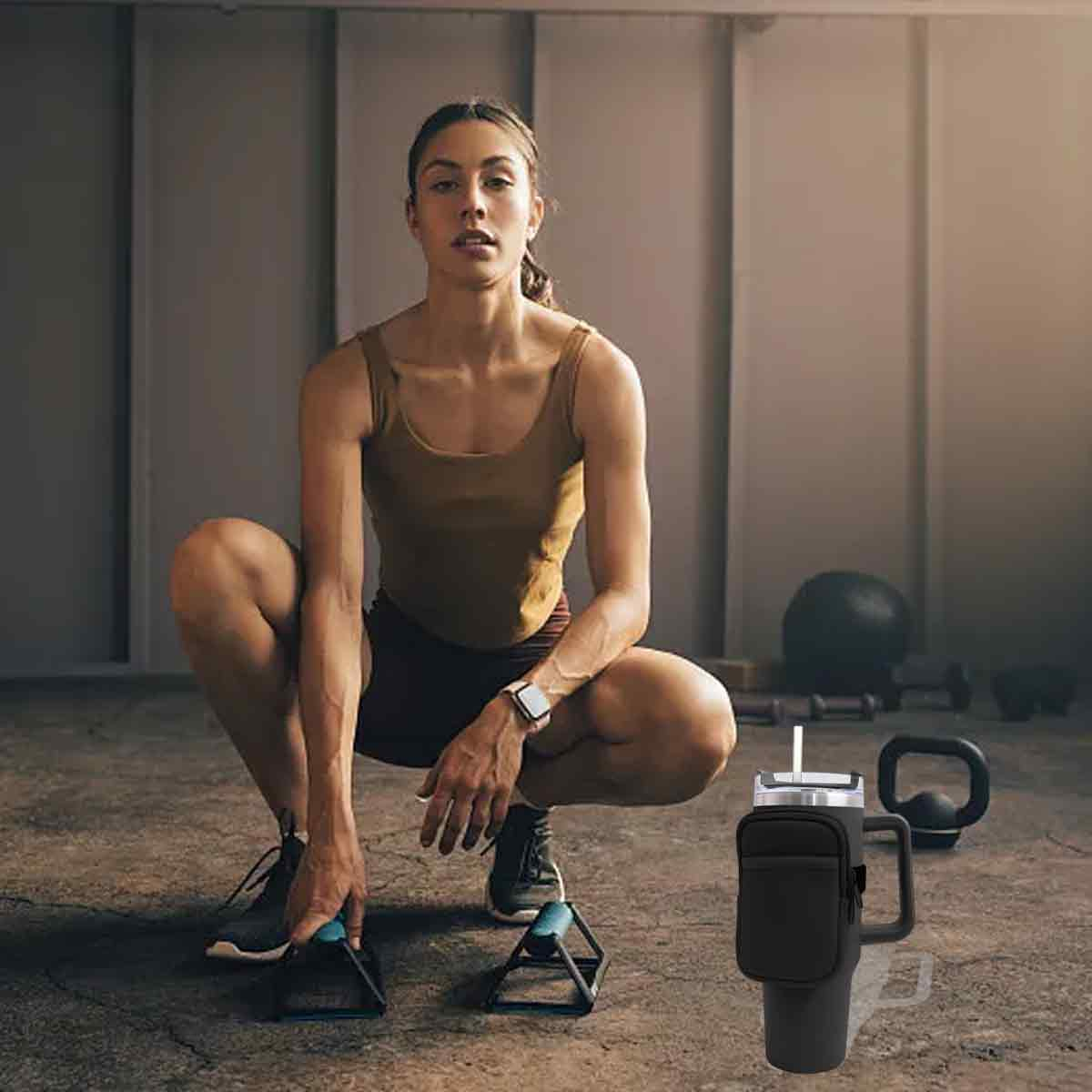 Frau im Fitnessstudio, hockt. Widerstandsbänder in der Hand, neben einer Wasserflasche. Kettlebell und Ball im Hintergrund.