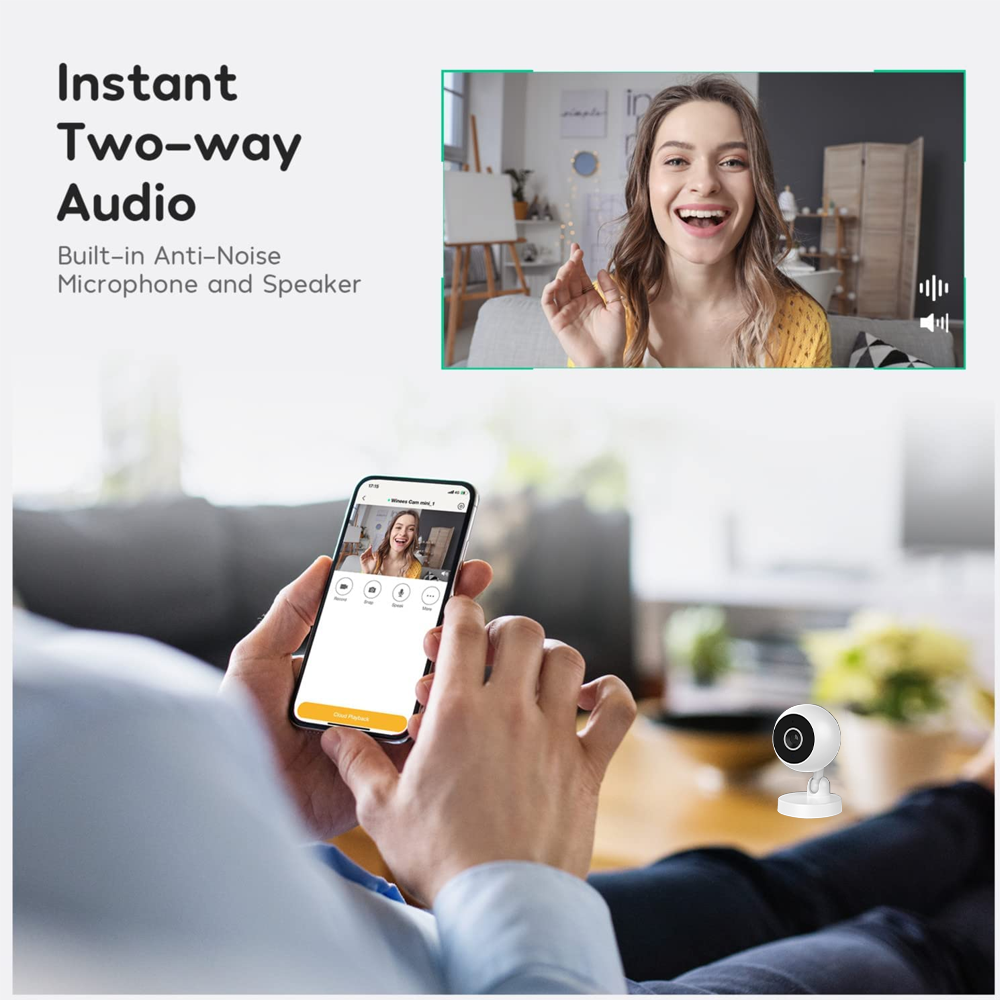 Eine Person, die ein Telefon hält, das einen Videoanruf mit einer lächelnden Frau anzeigt. Eine kleine Kamera steht in der Nähe. Text lautet 'Instant Two-way Audio'.