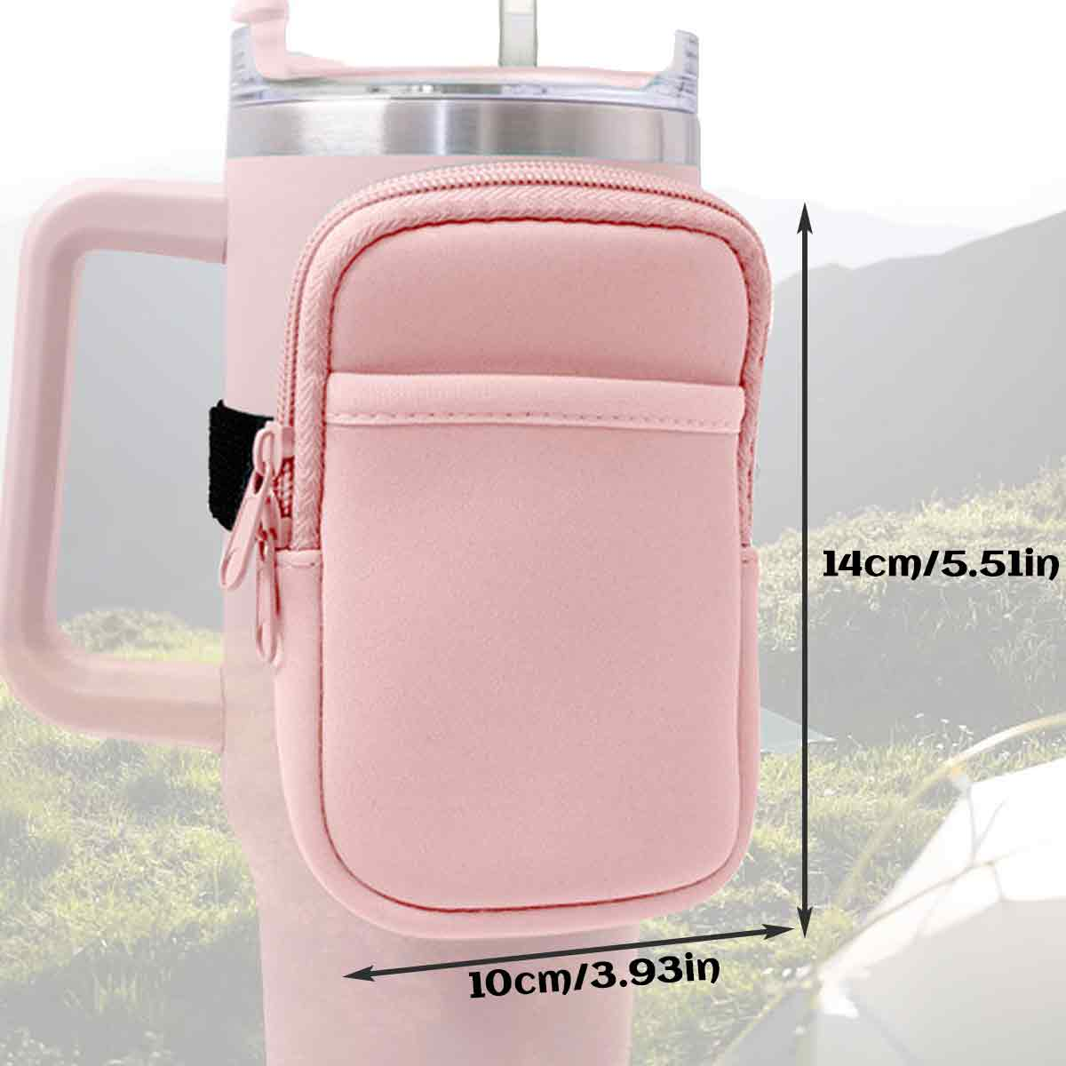 Eine rosa Tasche, die an einem rosa Becher mit einem schwarzen Riemen befestigt ist. Die Maße sind 14 cm hoch und 10 cm breit.