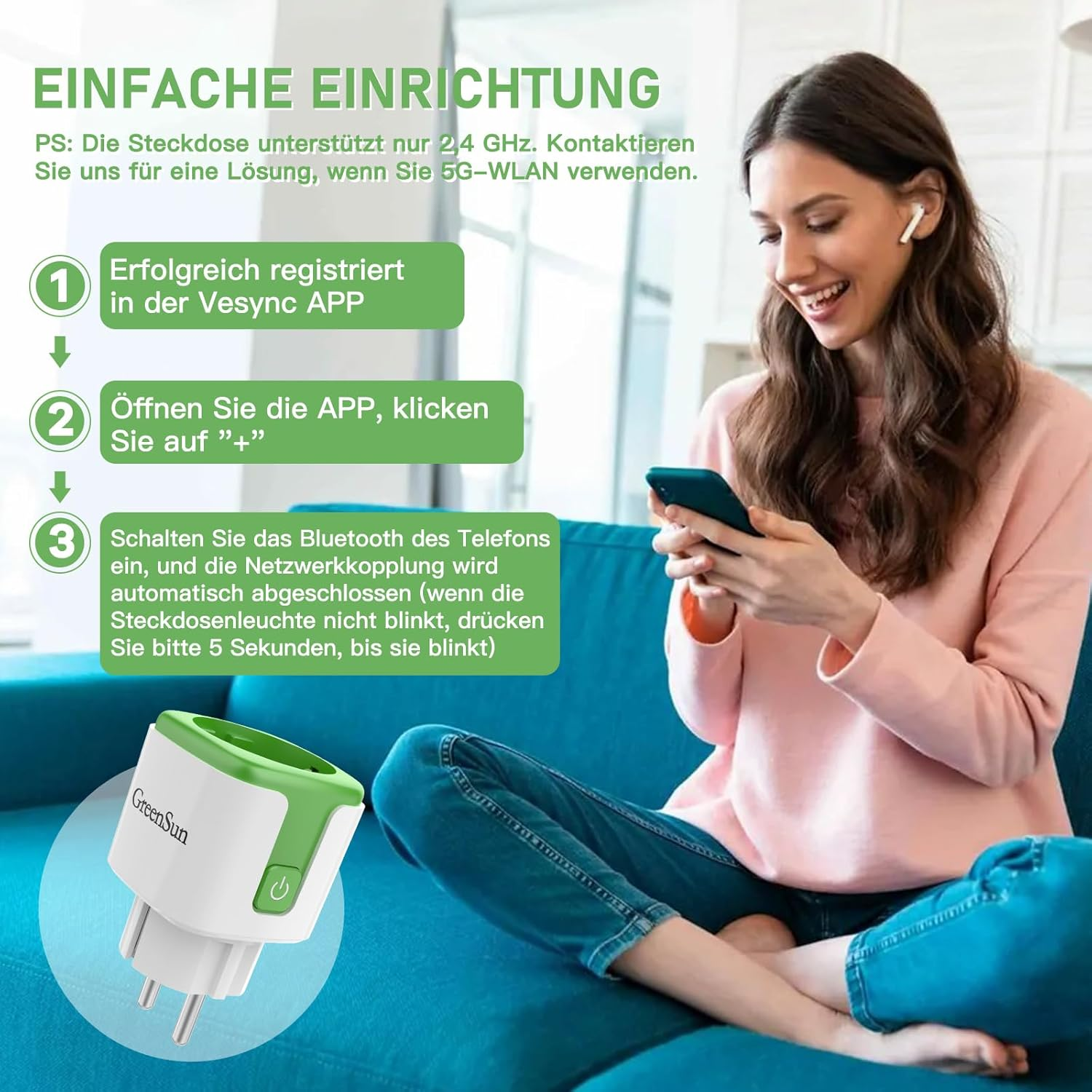 Eine Frau mit Ohrhörern lächelt, während sie ein Telefon hält. Textanweisungen und ein Smart-Stecker sind im Bild.