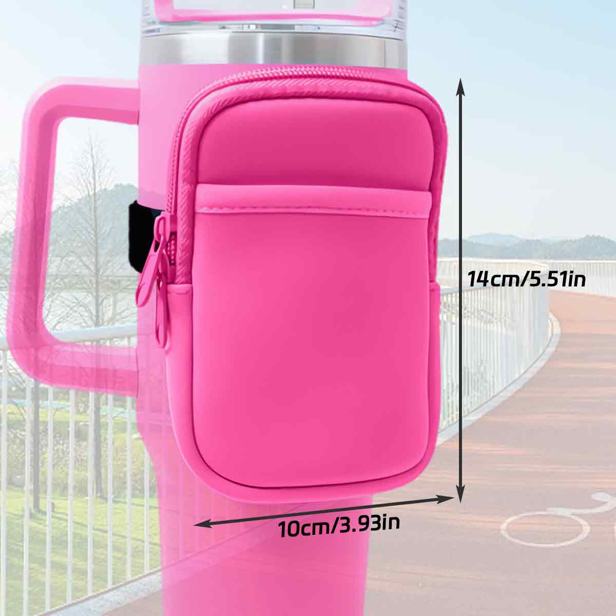 Eine rosa Wasserflasche mit einem rosa Beutel. Die Abmessungen sind 14 cm/5,51 Zoll hoch und 10 cm/3,93 Zoll breit. Der Hintergrund ist ein Radweg.