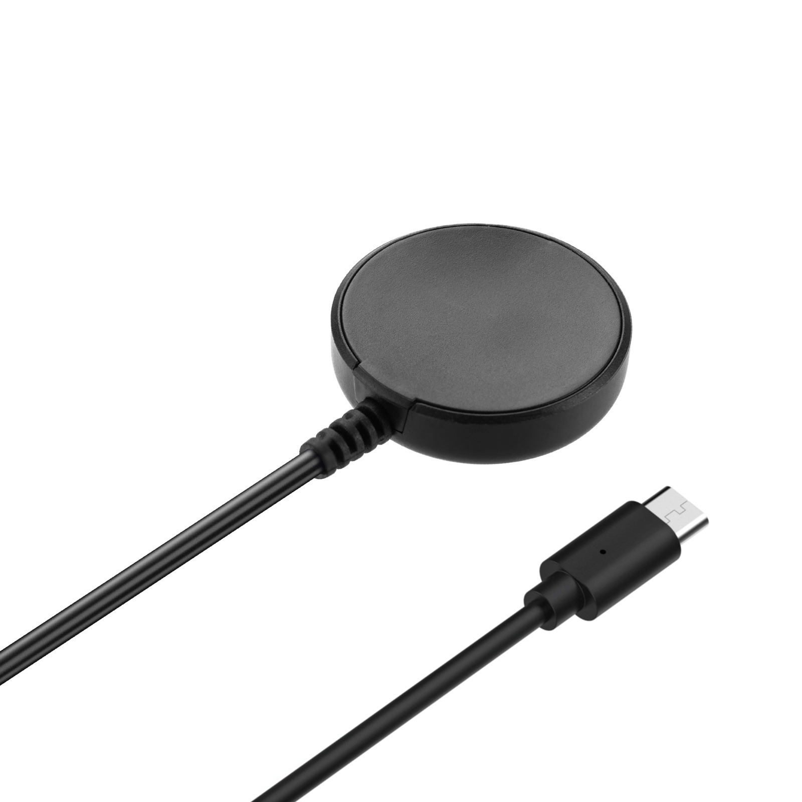 Ein schwarzes, rundes kabelloses Ladegerät mit einem schwarzen Kabel und einem USB-C-Anschluss. Der Hintergrund ist weiß.