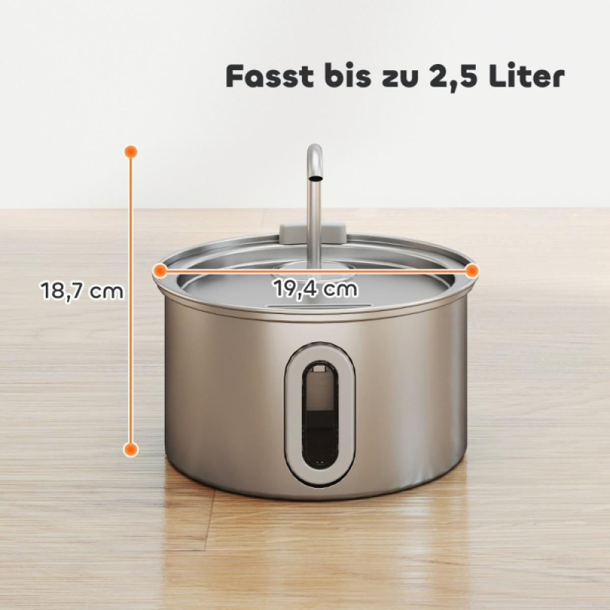Edelstahl-Wasserspender mit Maßangaben. Text: 'Fasst bis zu 2,5 Liter'. Heller Holzboden und weißer Hintergrund.