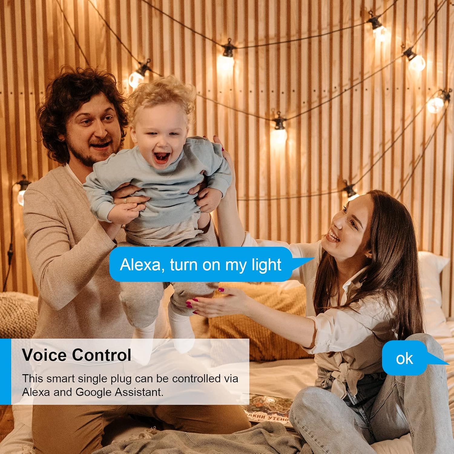 Eine Familienszene mit einem hochgehaltenen Baby. Dekorationslichter im Hintergrund. Textblasen mit 'Alexa, schalte mein Licht ein' und 'ok'.