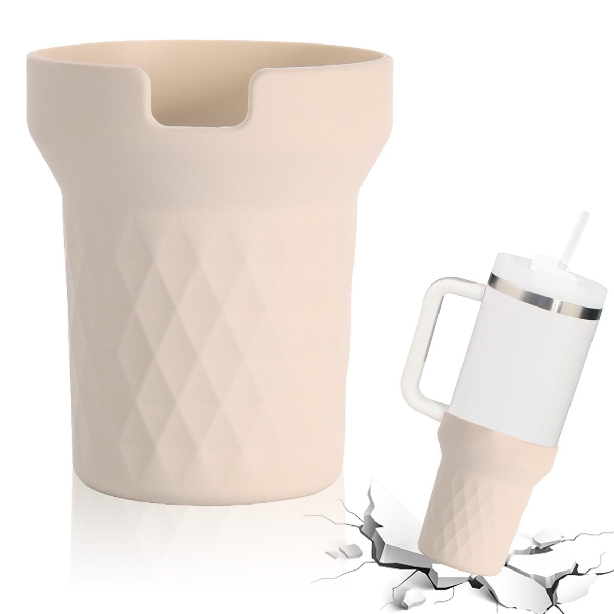 Beiger Halter und weißer Becher mit Henkel und Strohhalm. Der Becher fällt in eine zerbrochene Oberfläche. Beide auf weißem Grund.