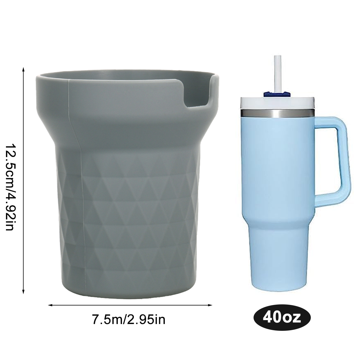 Ein grauer Becherhalter mit einem blauen Becher daneben. Der Becher hat einen Griff und einen Strohhalm. Abmessungen sind enthalten.