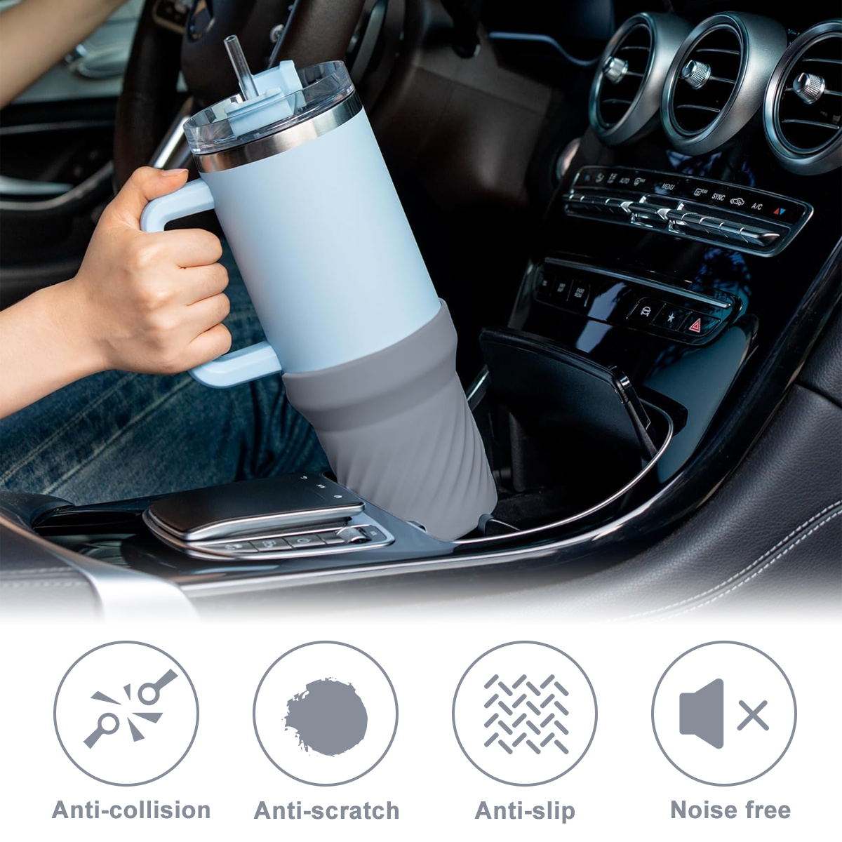 Eine Person in einem Auto hält einen hellblauen isolierten Becher mit Griff. Der Becher befindet sich in einem Getränkehalter. Symbole mit Anti-Kollisions- und Anti-Kratz-Funktion.