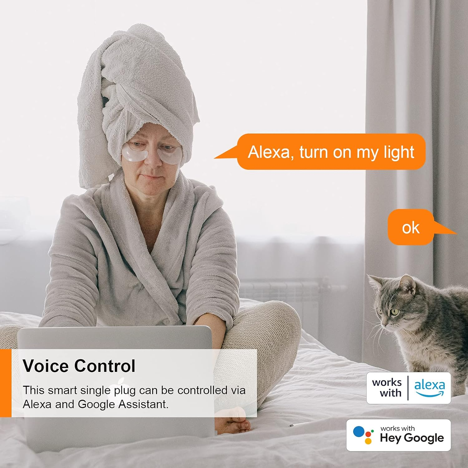 Frau mit Handtuch, Augenpflastern, benutzt Laptop. Katze in der Nähe. Text: 'Alexa, schalte mein Licht ein.' Logos für Alexa und Google Assistant.