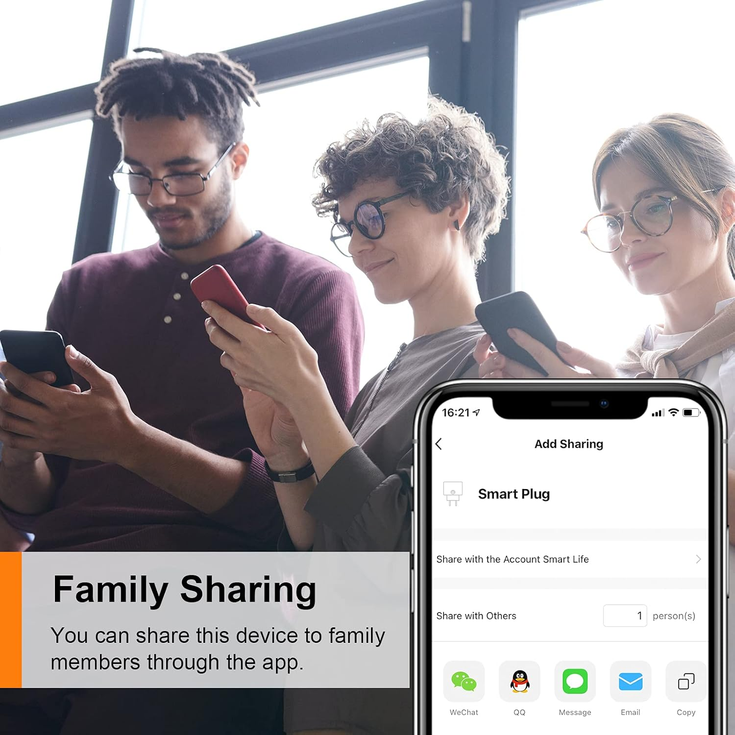 Drei Personen benutzen Smartphones. Eines zeigt eine App-Oberfläche mit Smart-Plug-Freigabeoptionen.