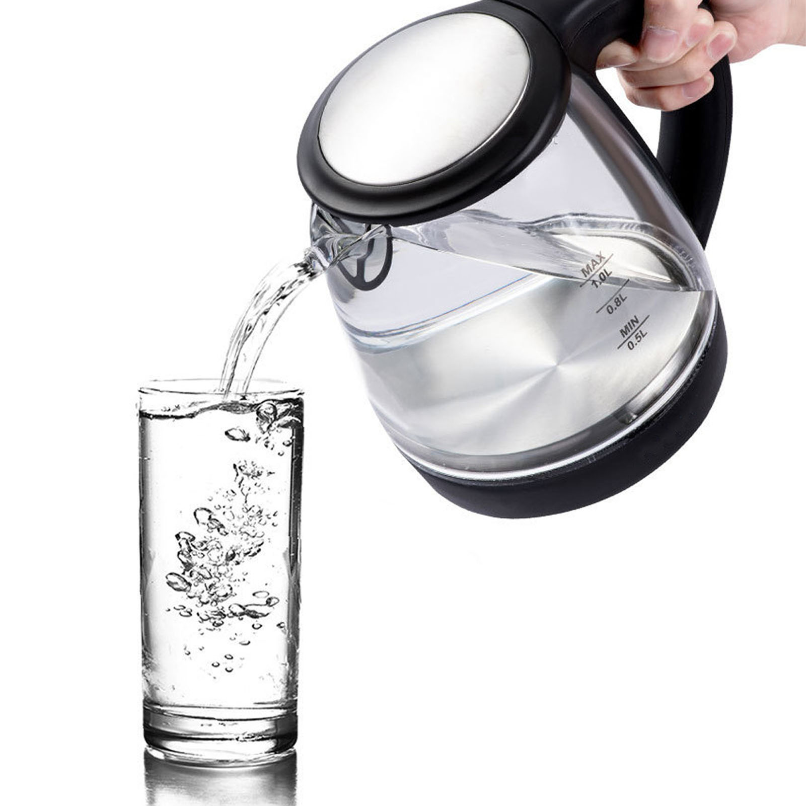 Ein Glaskessel gießt Wasser in ein Glas. Das Glas füllt sich mit Wasser, Blasen bilden sich.