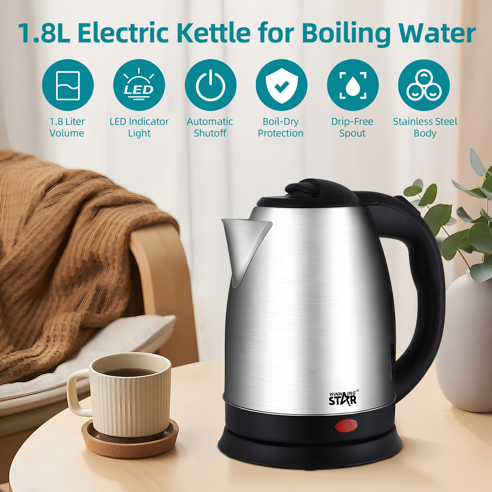 Ein elektrischer Edelstahlkessel mit schwarzem Boden und Griff steht auf einem Tisch neben einer Kaffeetasse und einer braunen Decke.