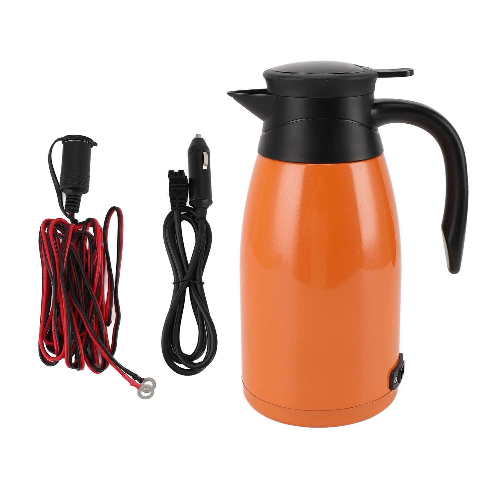 Ein orangefarbener Wasserkocher mit schwarzem Deckel und Griff. Kabel mit Autostecker und Zigarettenanzünderstecker.