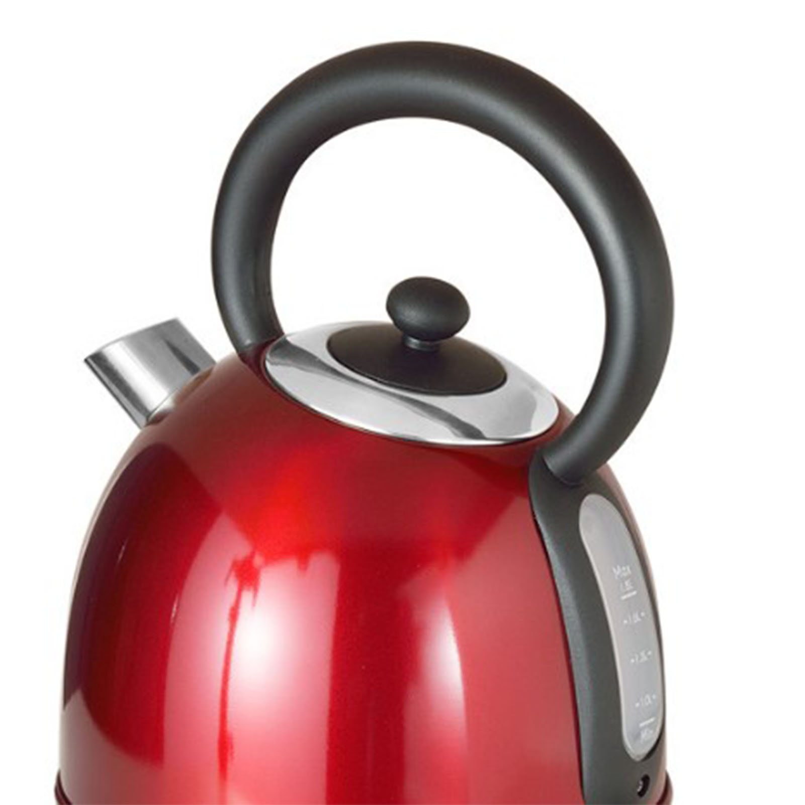 Ein roter Wasserkocher mit schwarzem Griff und silbernem Ausguss, Deckel und Akzenten. Er steht vor einem weißen Hintergrund.
