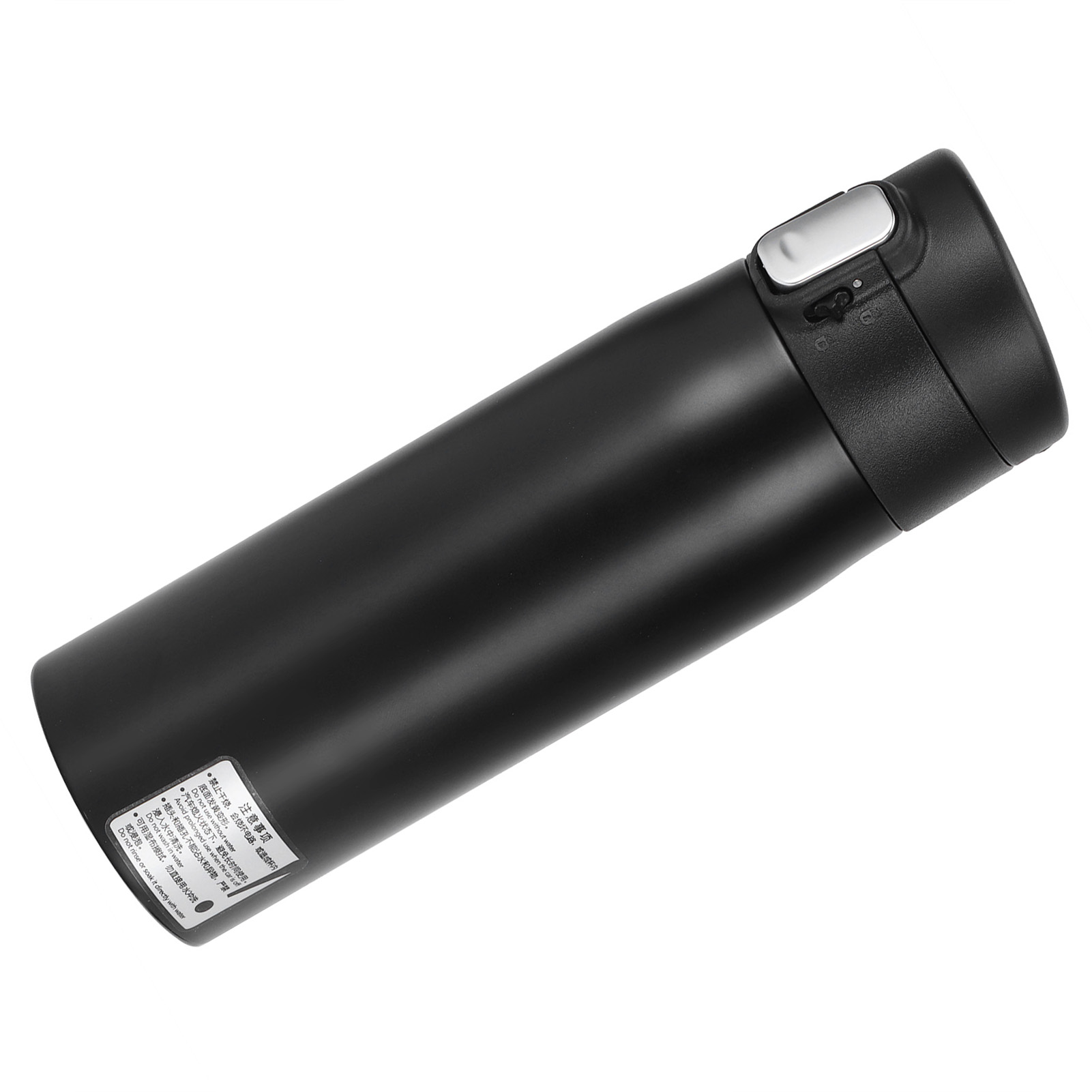 Schwarze isolierte Wasserflasche mit silbernem Knopf oben. An der Seite befindet sich ein Etikett mit Text. Der Hintergrund ist weiß.