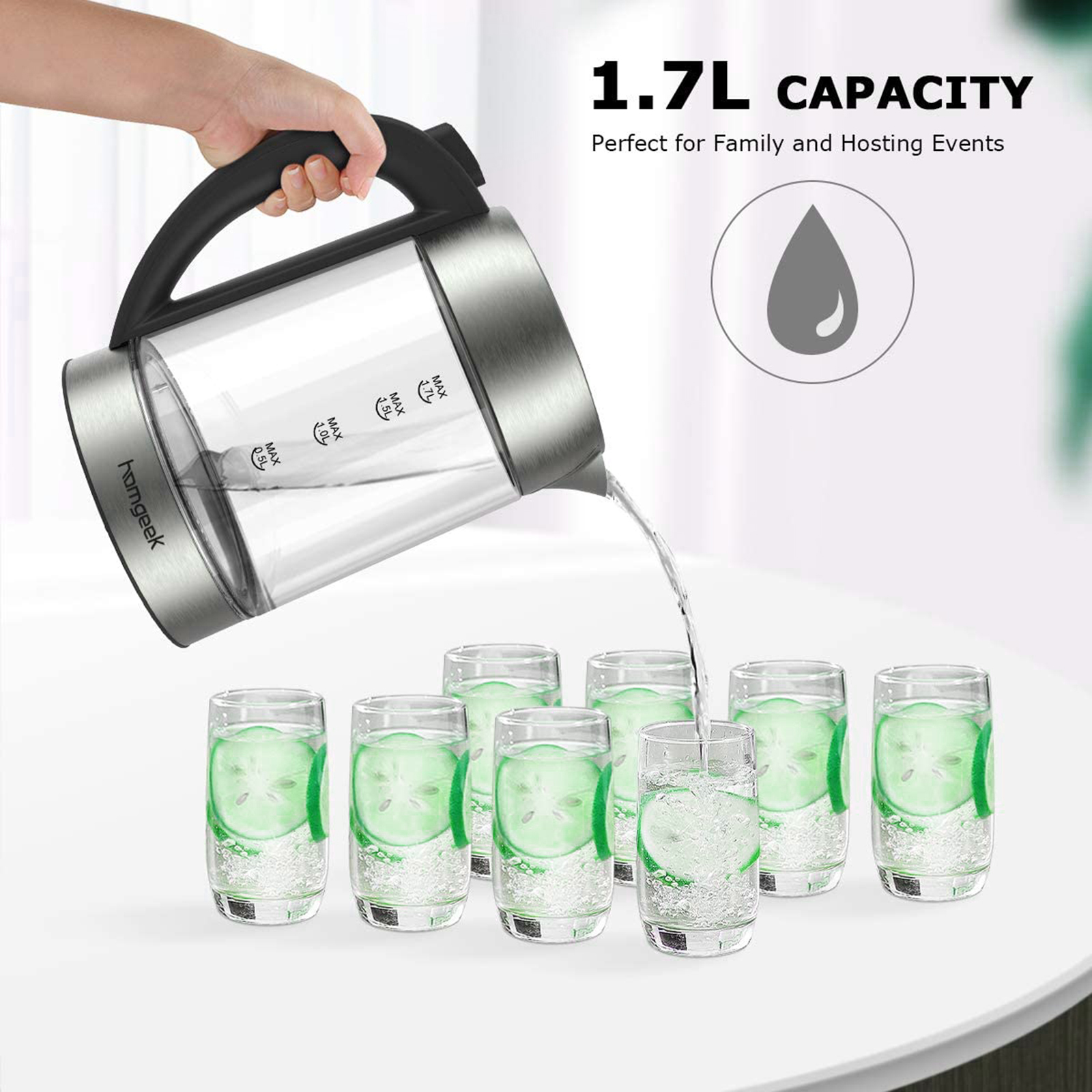 Ein Wasserkocher gießt Wasser in Gläser mit Zitronenscheiben. Text: 1,7 l Fassungsvermögen. Perfekt für Familie und Veranstaltungen.