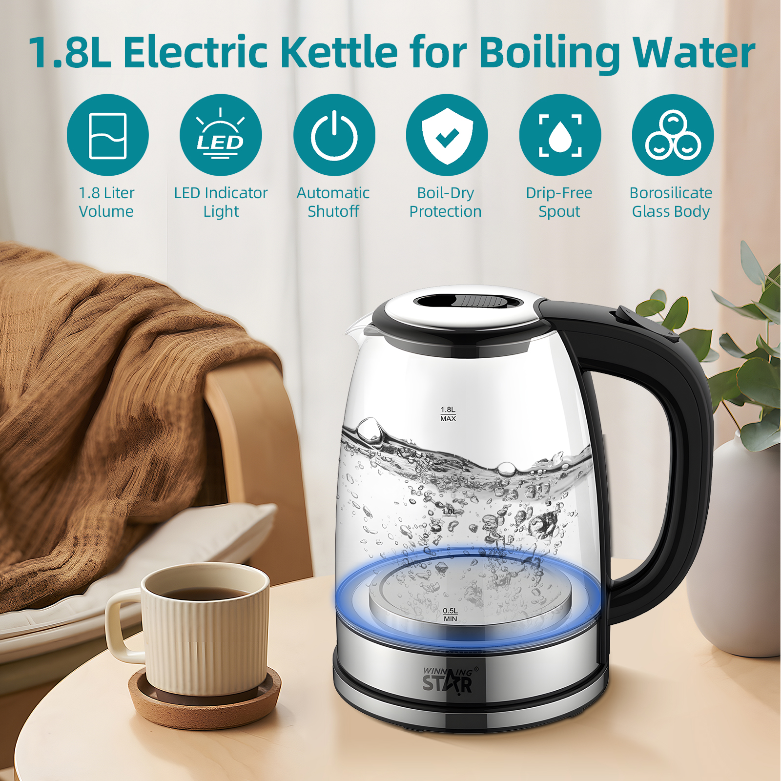 Ein elektrischer Glaskessel mit kochendem Wasser, eine Tasse und ein Untersetzer stehen auf einem Holztisch. Ein Stuhl und eine Pflanze sind im Hintergrund.