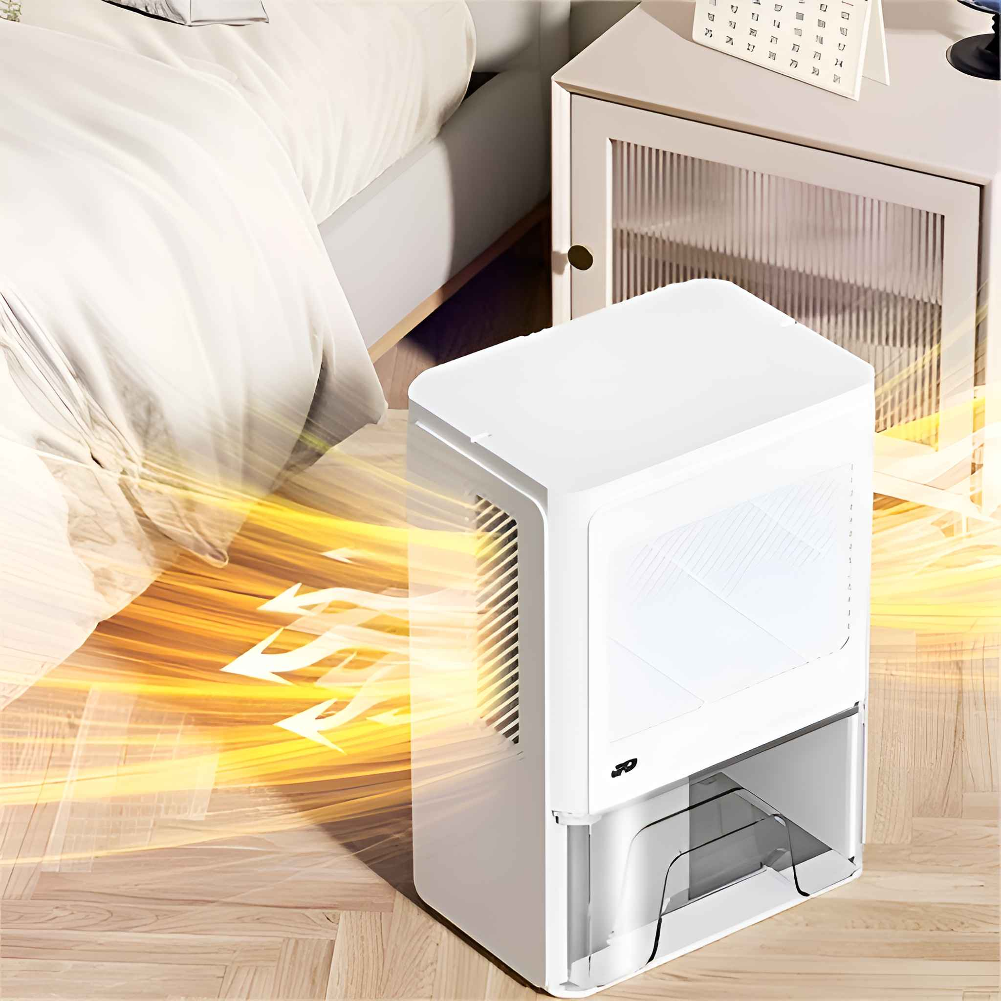Ein weißer Luftentfeuchter steht auf einem Holzboden. Pfeile und Lichteffekte deuten auf Luftstrom hin. Ein Bett und ein Nachttisch sind im Hintergrund.