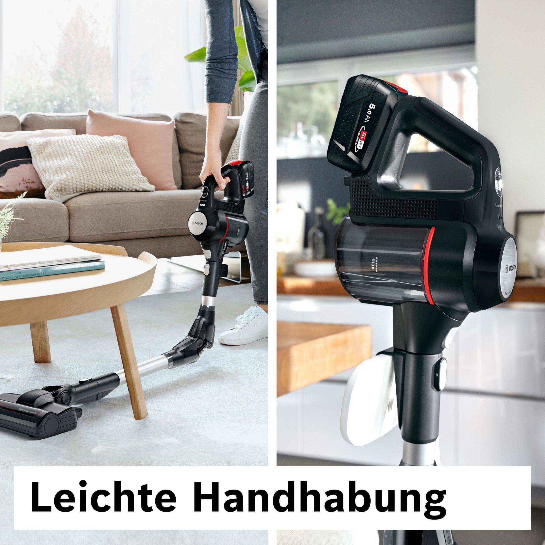 Eine Person saugt einen Raum mit einem kabellosen Bosch-Staubsauger. Eine Couch, Kissen und ein Couchtisch sind im Hintergrund zu sehen.