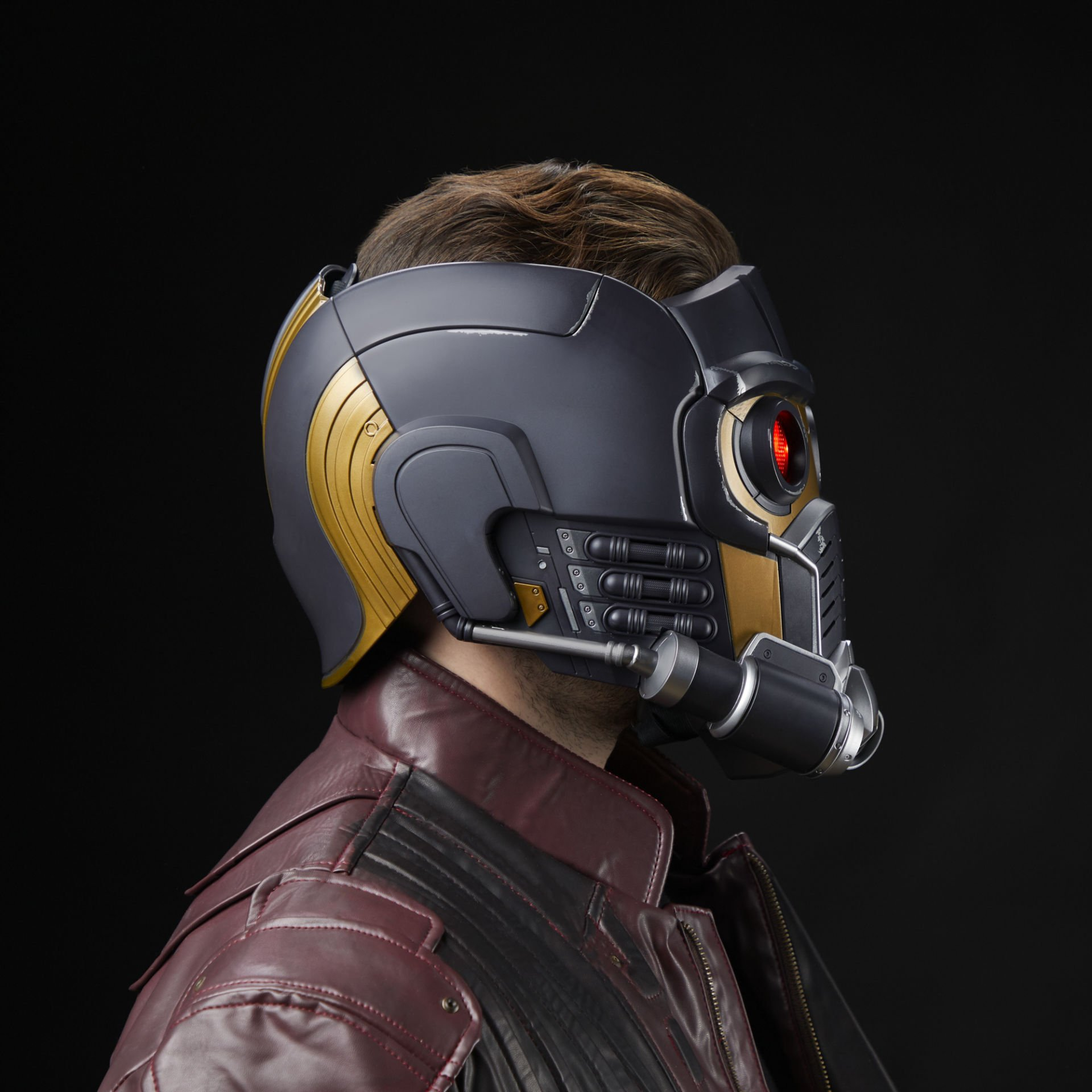 Una persona con un casco de Star-Lord y una chaqueta de cuero, con fondo negro.