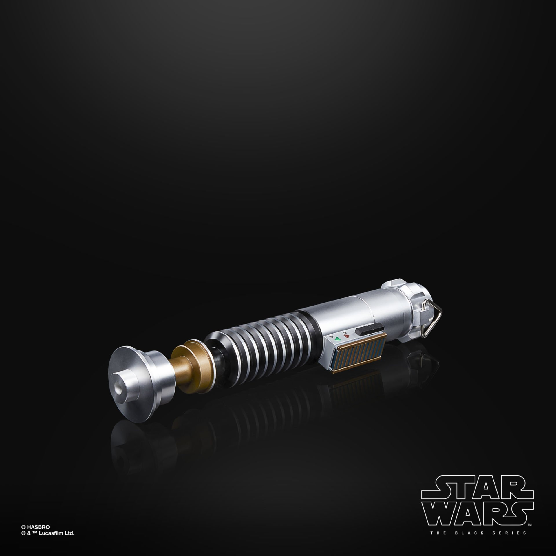 Siyah arkaplanda bir ışın kılıcı pervanesi. Metalik kaplamalı gümüş, altın ve siyahtır. Star Wars logosu köşede.