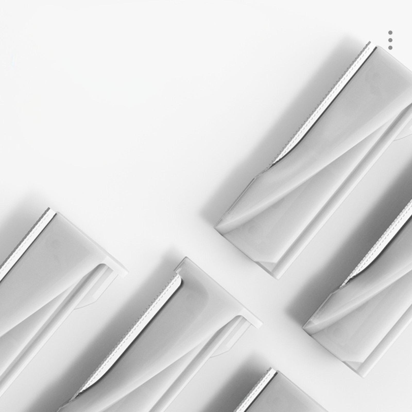 Das Bild zeigt mehrere rechteckige, durchscheinende Behälter mit weißen Rändern, die diagonal auf einer weißen Oberfläche angeordnet sind.