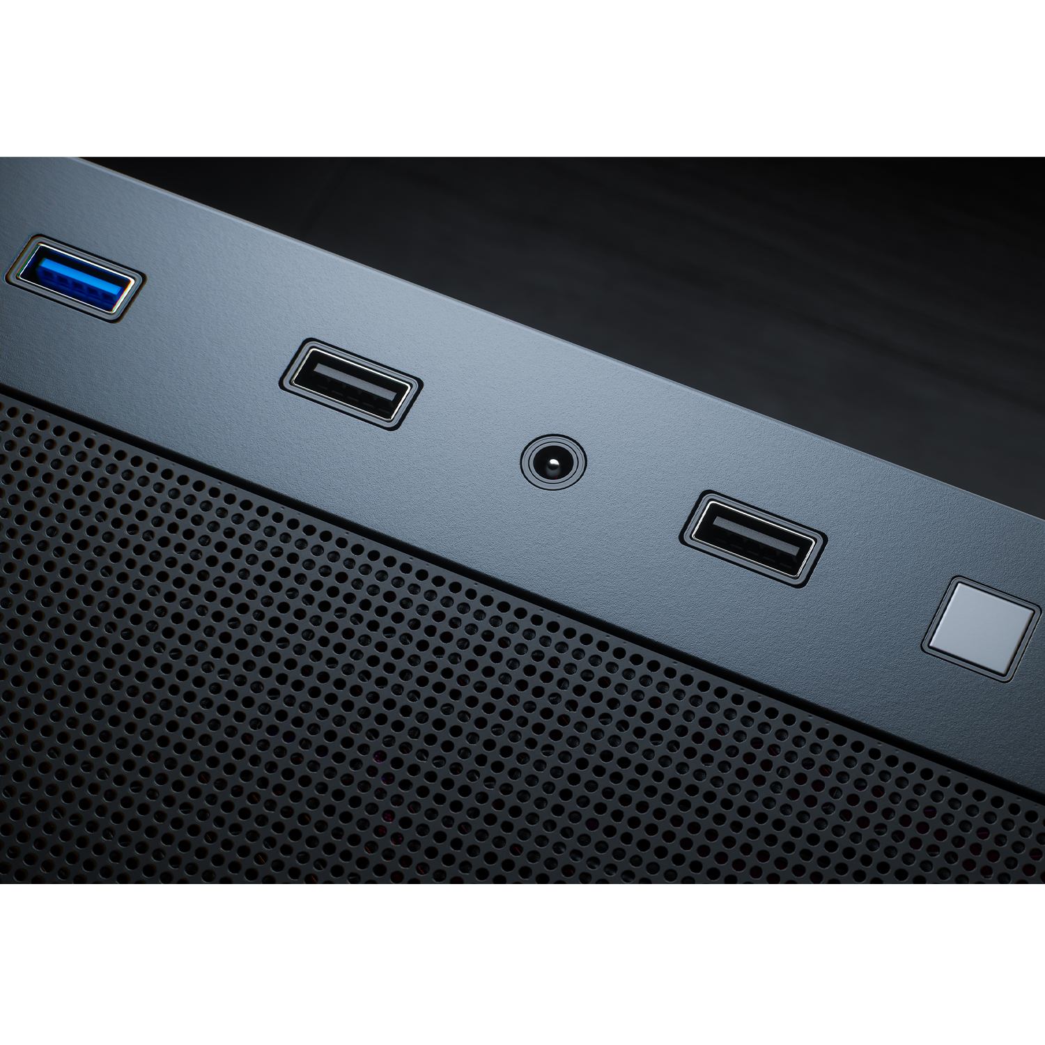 Nahaufnahme einer Computergehäuseblende mit USB-Anschlüssen, Kopfhöreranschluss und Ein-/Aus-Taste. Die Blende ist schwarz mit Mesh-Design.
