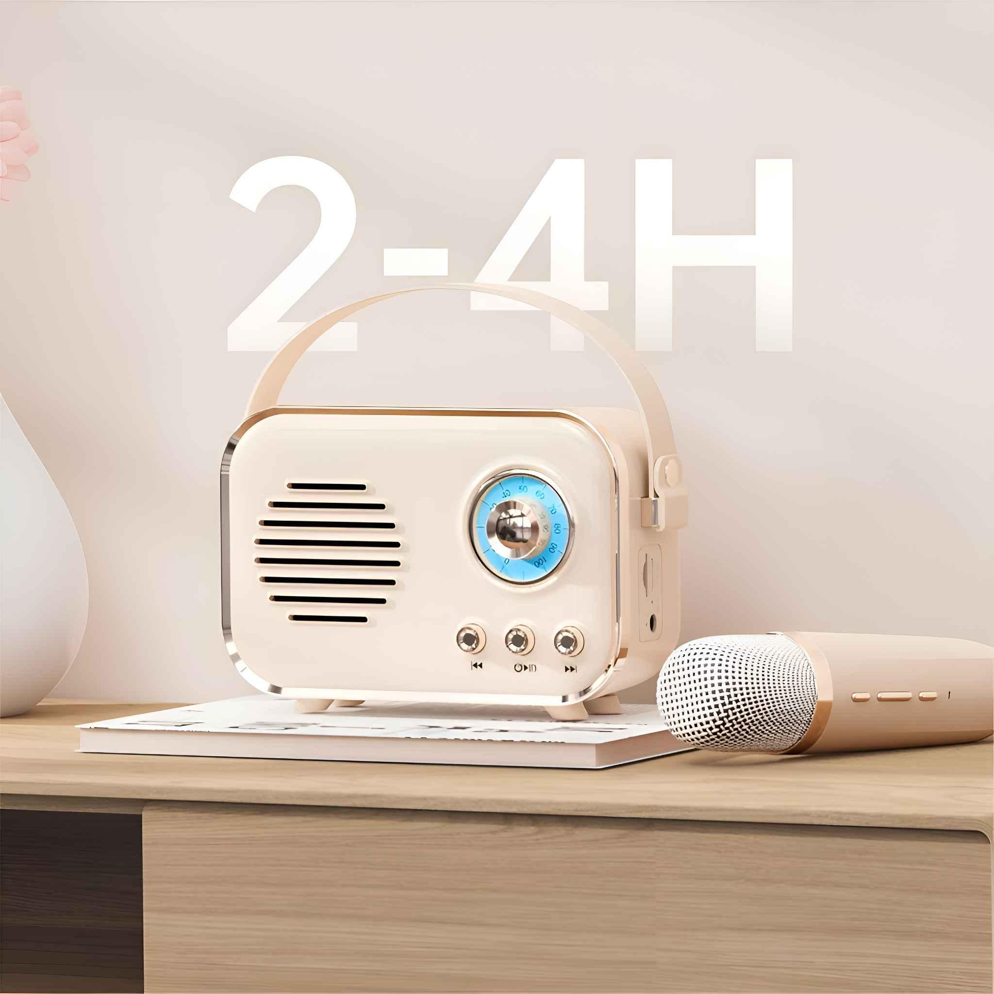 Cremefarbenes Retro-Radio mit Griff, blauem Zifferblatt und passendem Mikrofon. Auf einem Holztisch mit 2-4H-Text im Hintergrund.