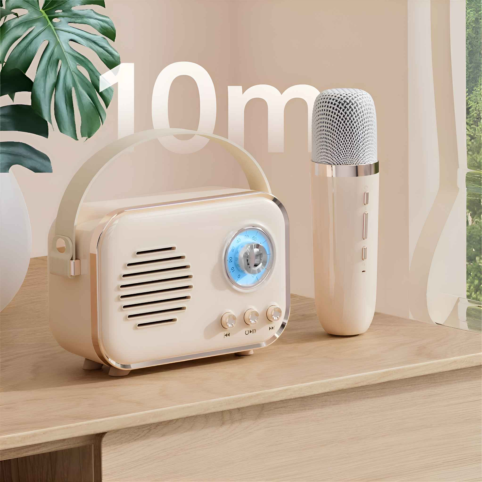 Ein beiges Radio und ein Mikrofon stehen auf einer Holzoberfläche. Im Hintergrund sind eine grüne Pflanze und ein Fenster zu sehen.