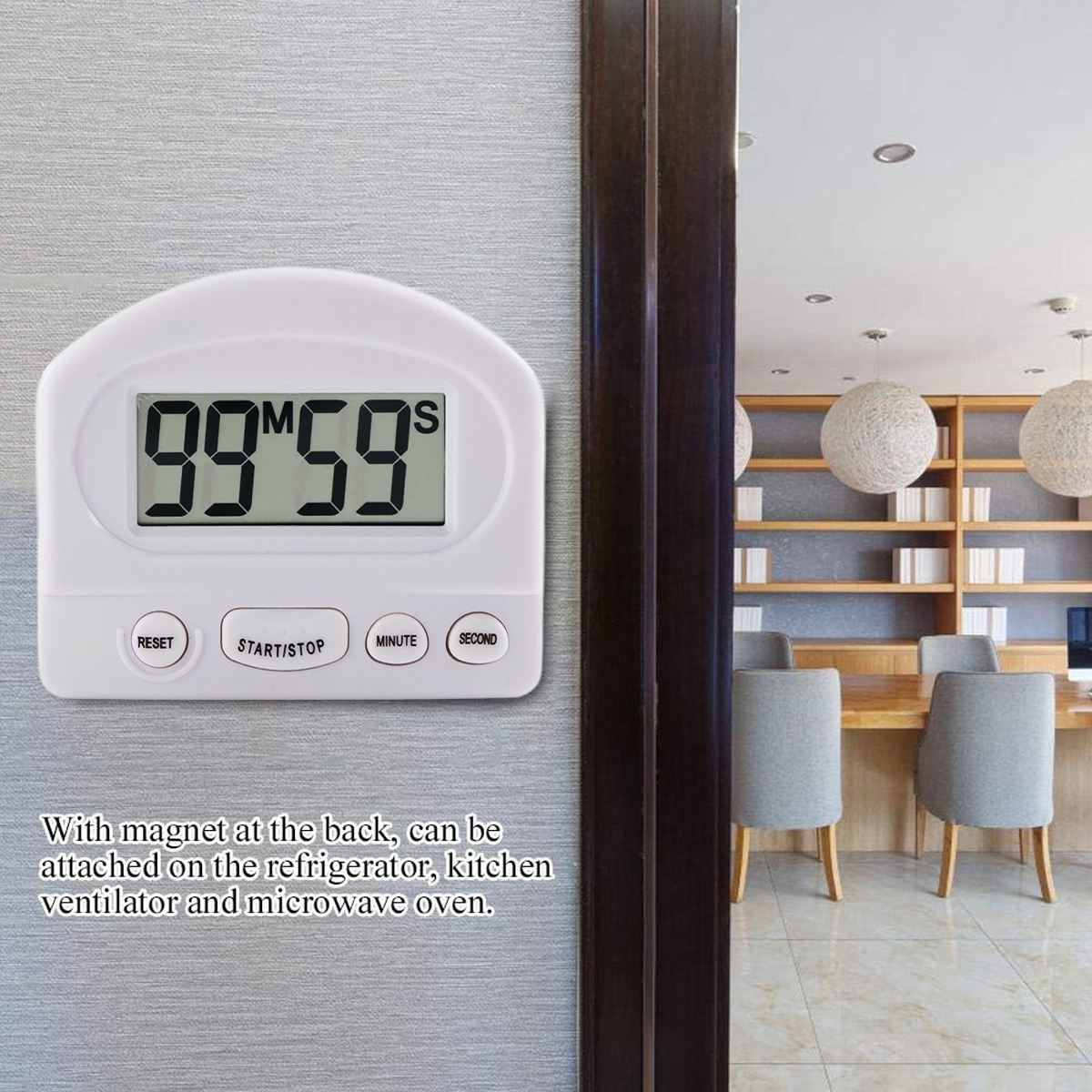 Weißer Küchentimer mit 99 Minuten 59 Sekunden. Tasten: Reset, Start/Stop, Minute und Sekunde. Im Hintergrund ein Raum.