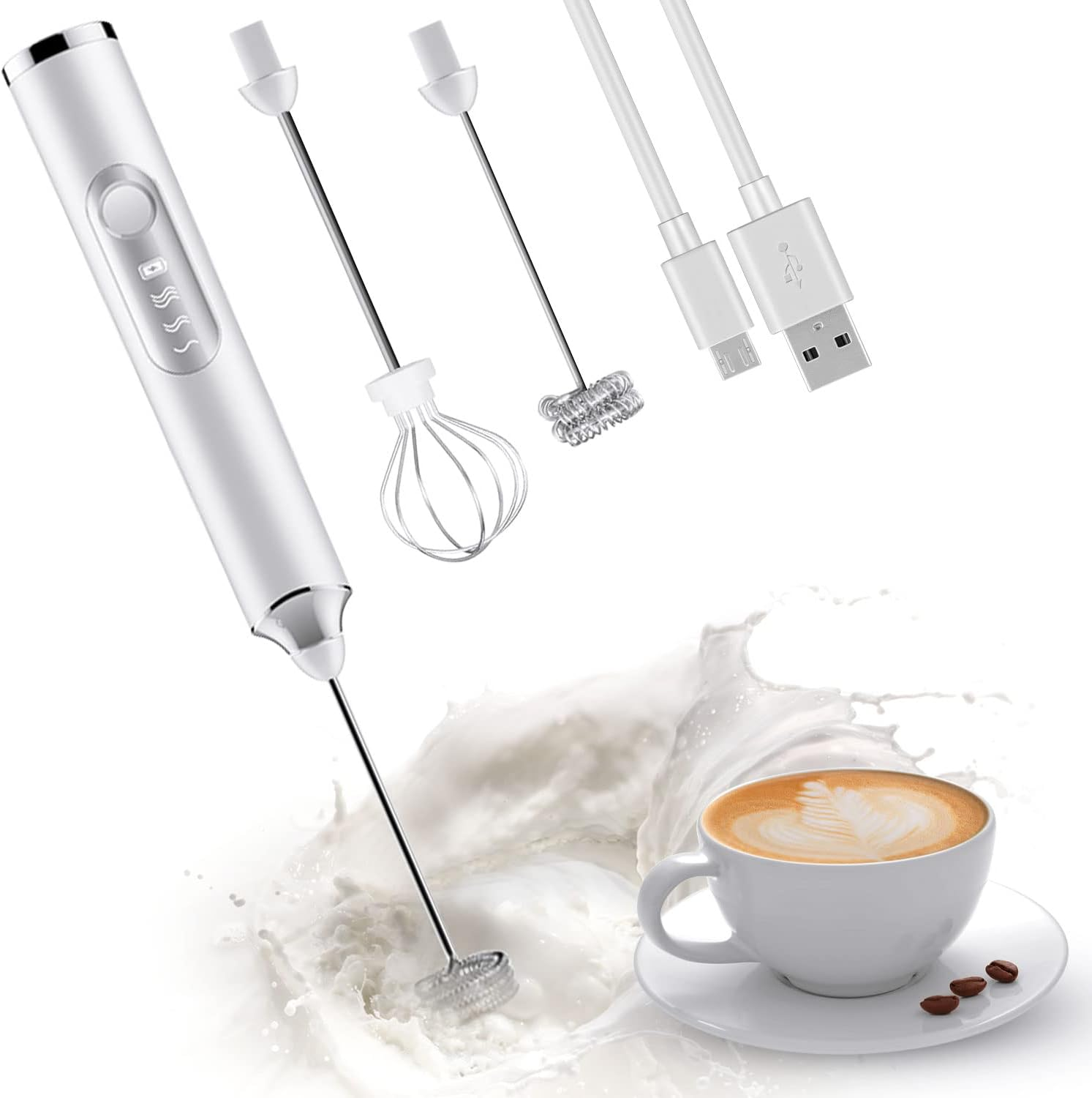 Ein Milchaufschäumer, Schneebesen und USB-Kabel liegen über einem Latte und Kaffeebohnen. Milch spritzt im Hintergrund hoch.