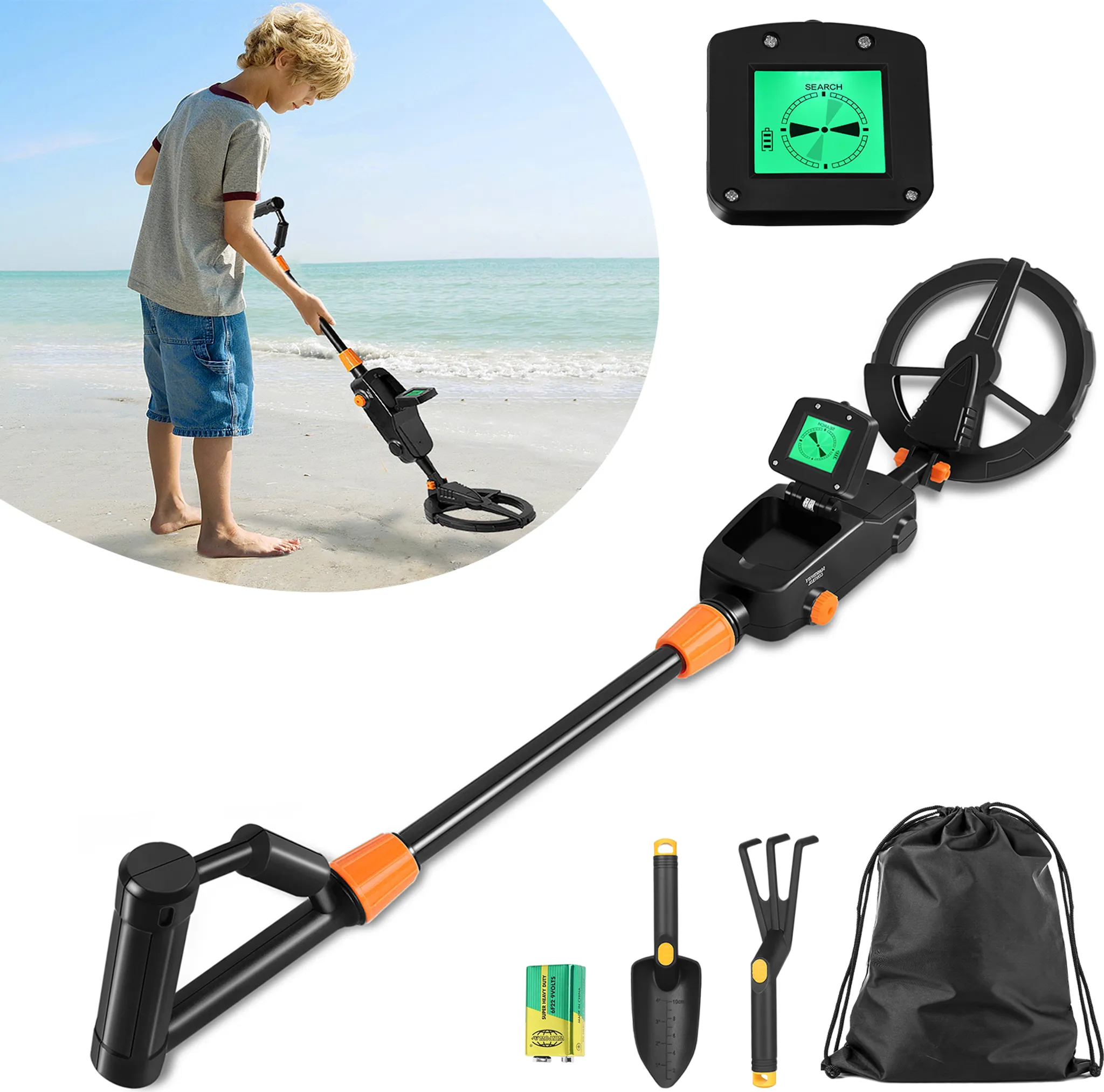 Ein Junge benutzt einen Metalldetektor am Strand. Das Gerät, Werkzeuge und eine Tasche sind abgebildet. Der Himmel ist blau, das Meer ist ruhig.