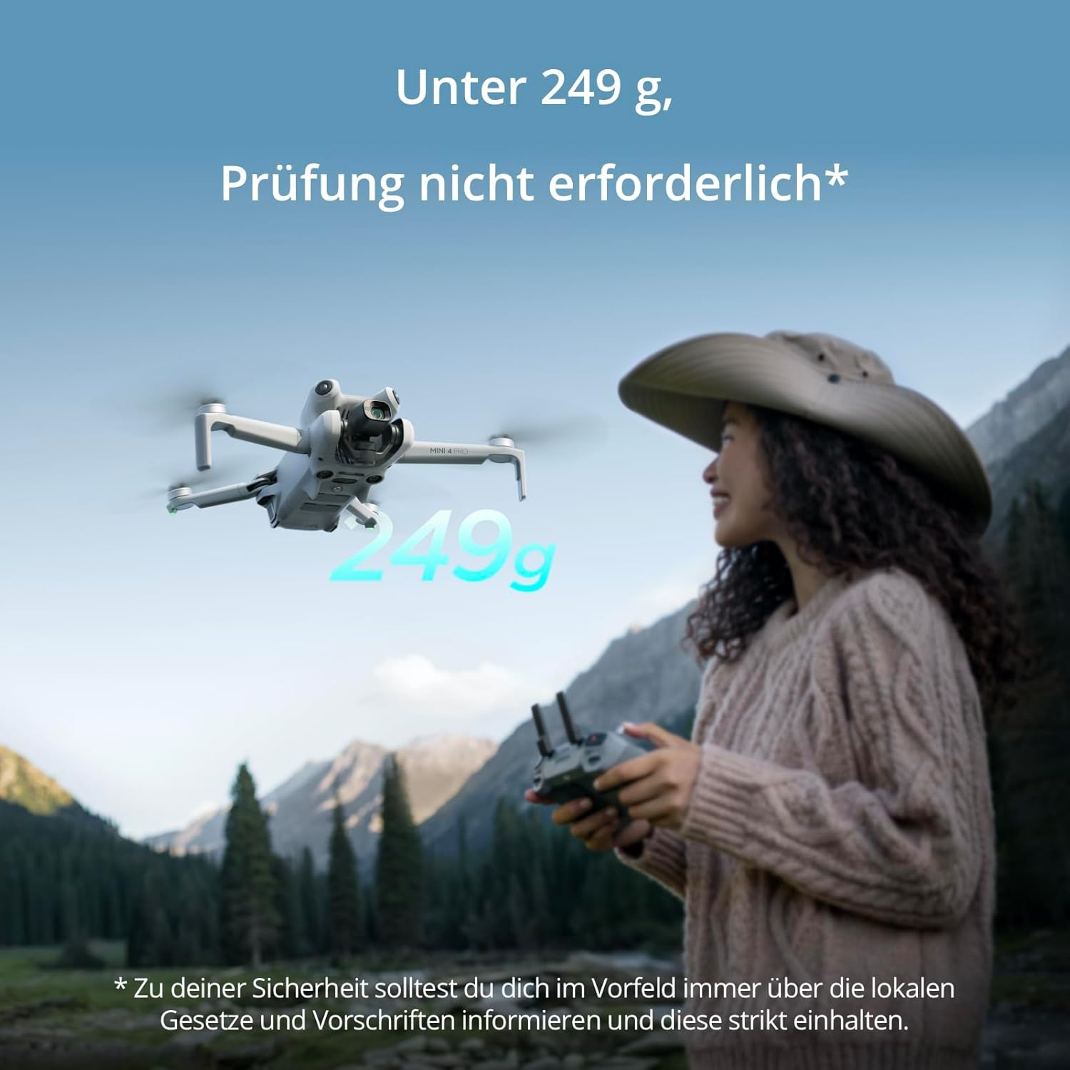 Eine Frau hält eine Drohnenfernbedienung. Eine Drohne ist in der Luft. Text: 'Unter 249 g, Prüfung nicht erforderlich'.