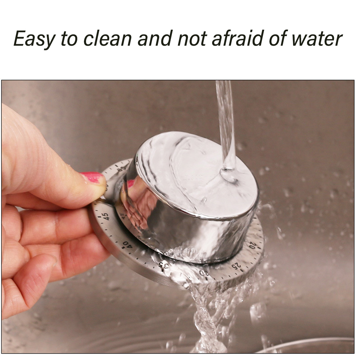 Eine Hand hält einen Timer unter fließendem Wasser. Der Timer ist silberfarben und hat Zahlen. Wasser fließt von oben.