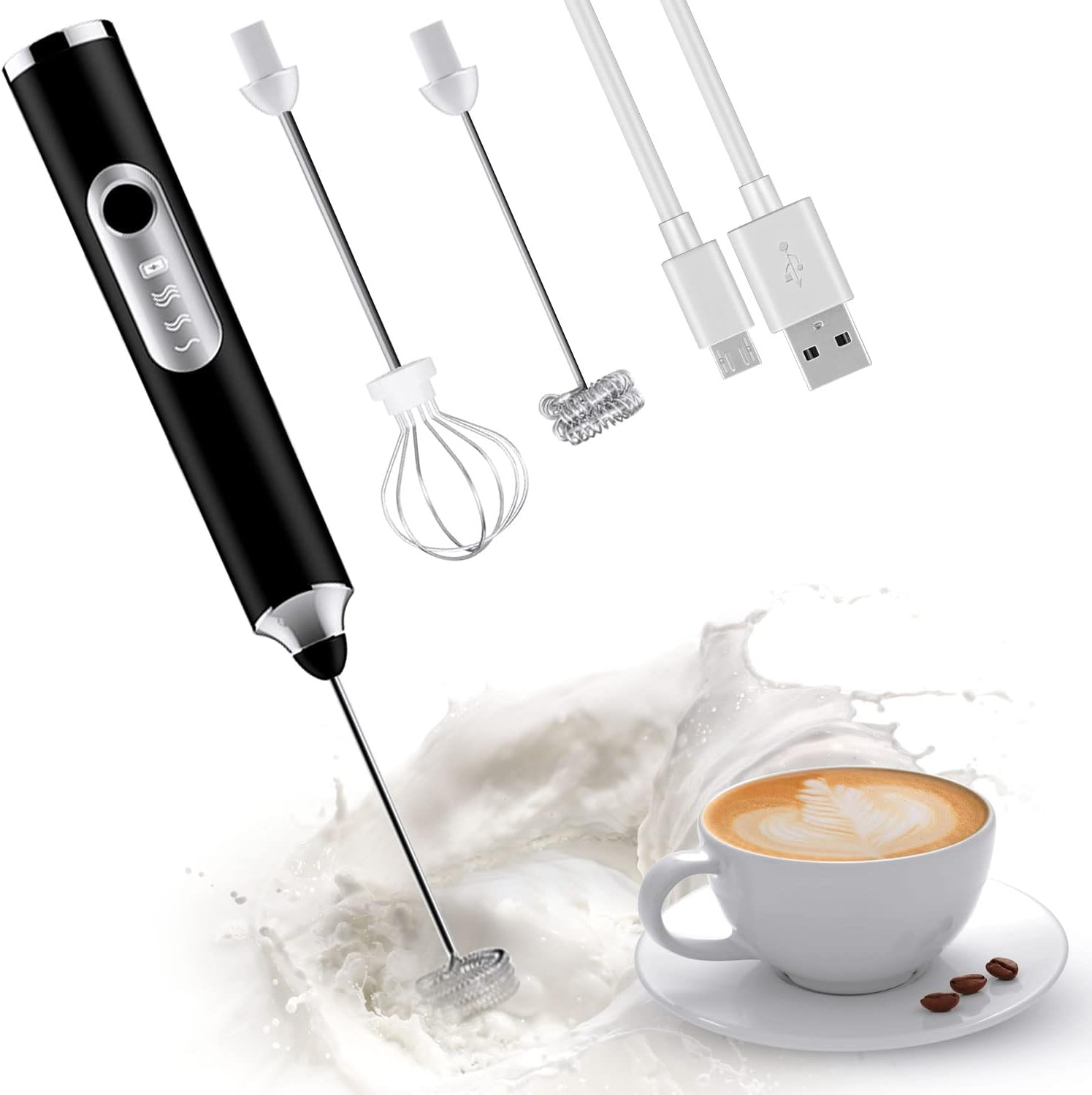 Ein schwarzer Milchaufschäumer mit Quirlaufsätzen, USB-Kabeln und eine Tasse Cappuccino mit Kaffeebohnen.